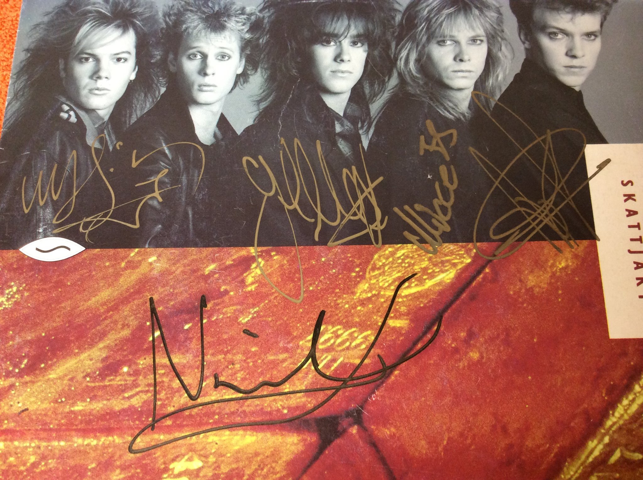 Omslagsbild för skivan SHANGHAI skattjakt 7”single signerad av hela bandet