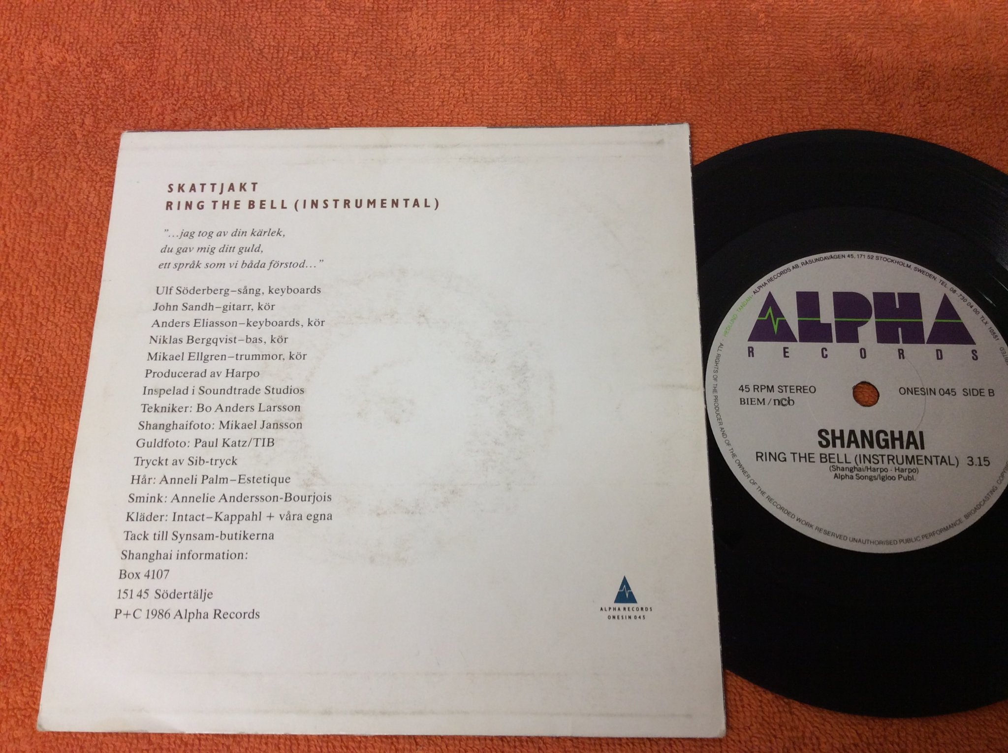 Omslagsbild för skivan SHANGHAI skattjakt 7”single signerad av hela bandet