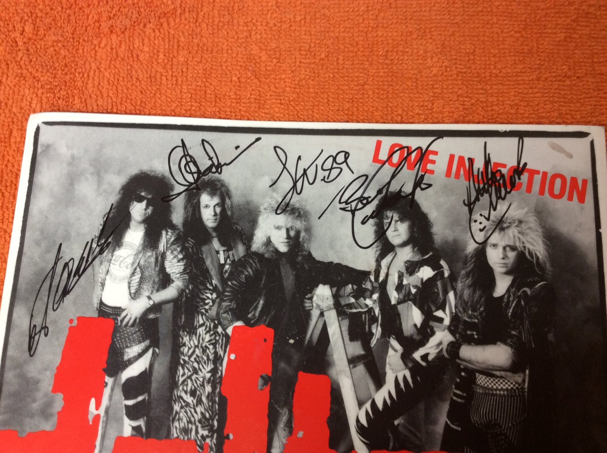 Omslagsbild för skivan DALTON love injection 7”single SIGNERAD AV HELA BANDET