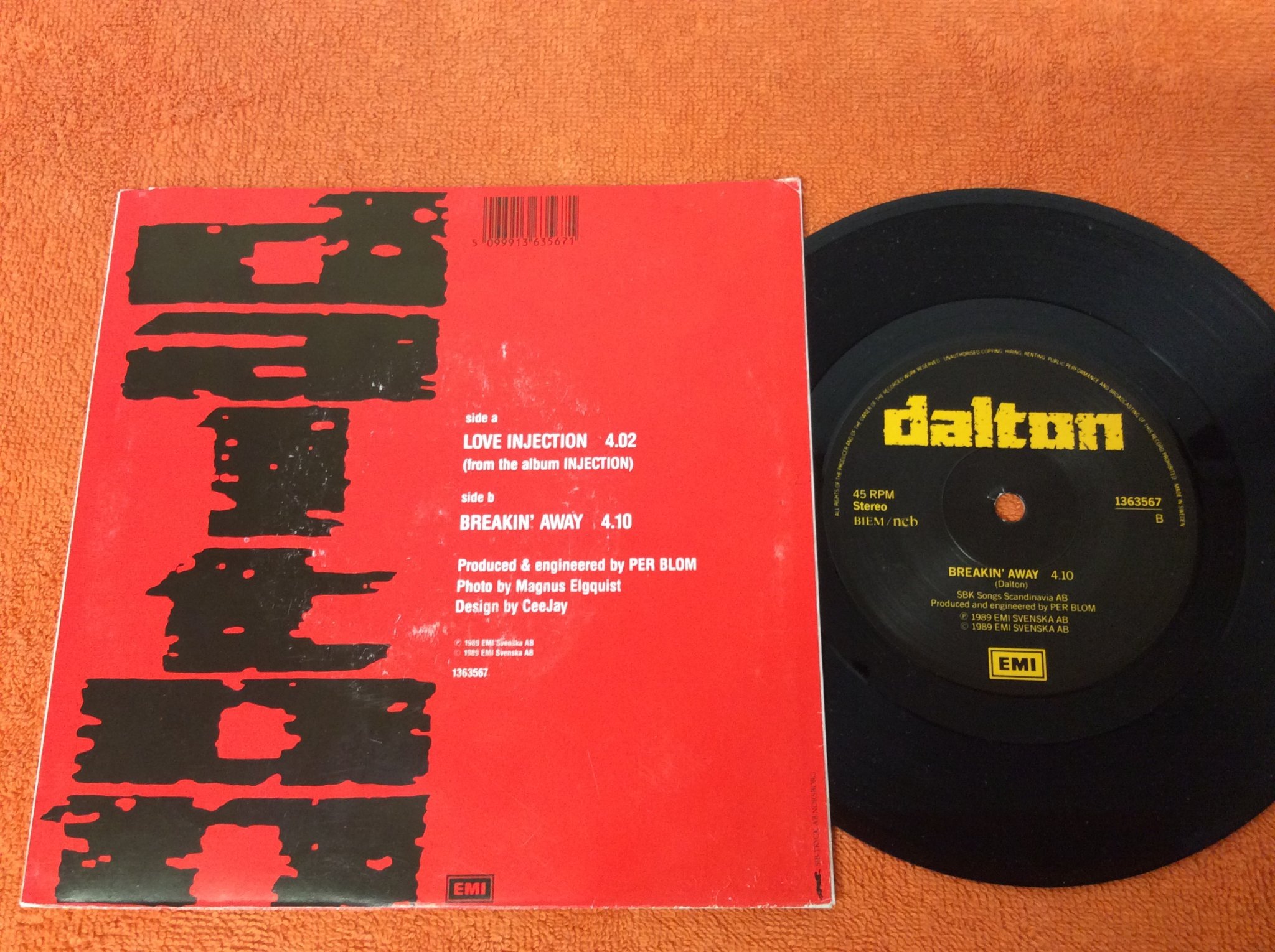 Omslagsbild för skivan DALTON love injection 7”single SIGNERAD AV HELA BANDET