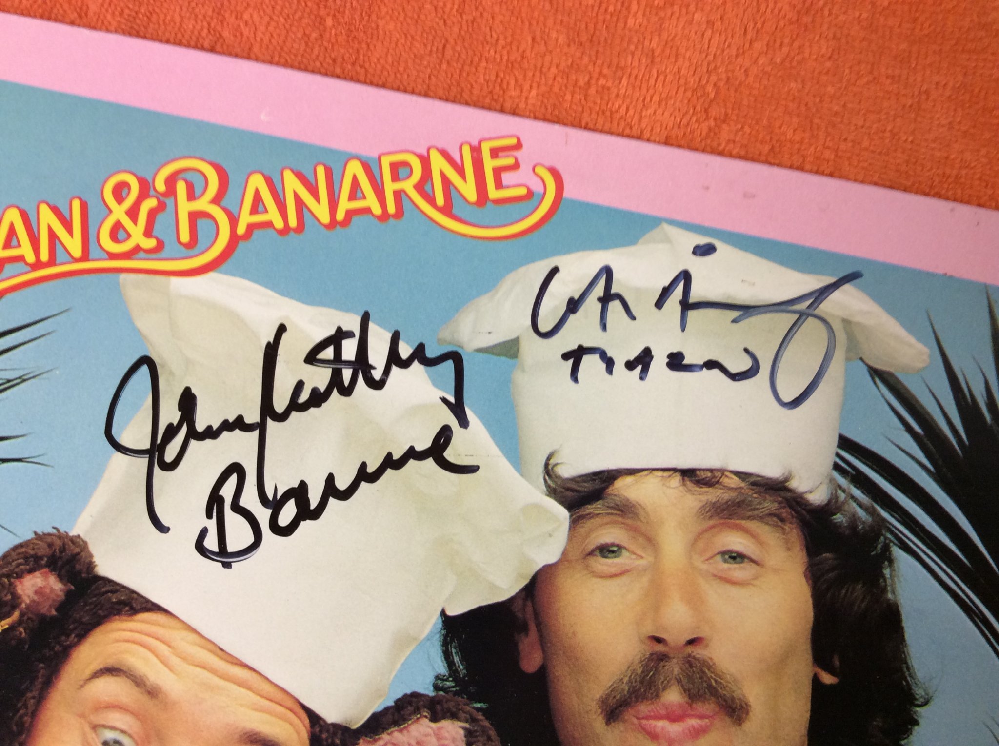 Omslagsbild för skivan TARZAN & BANARNE djunglemums LP signerad av båda LASSE ÅBERG