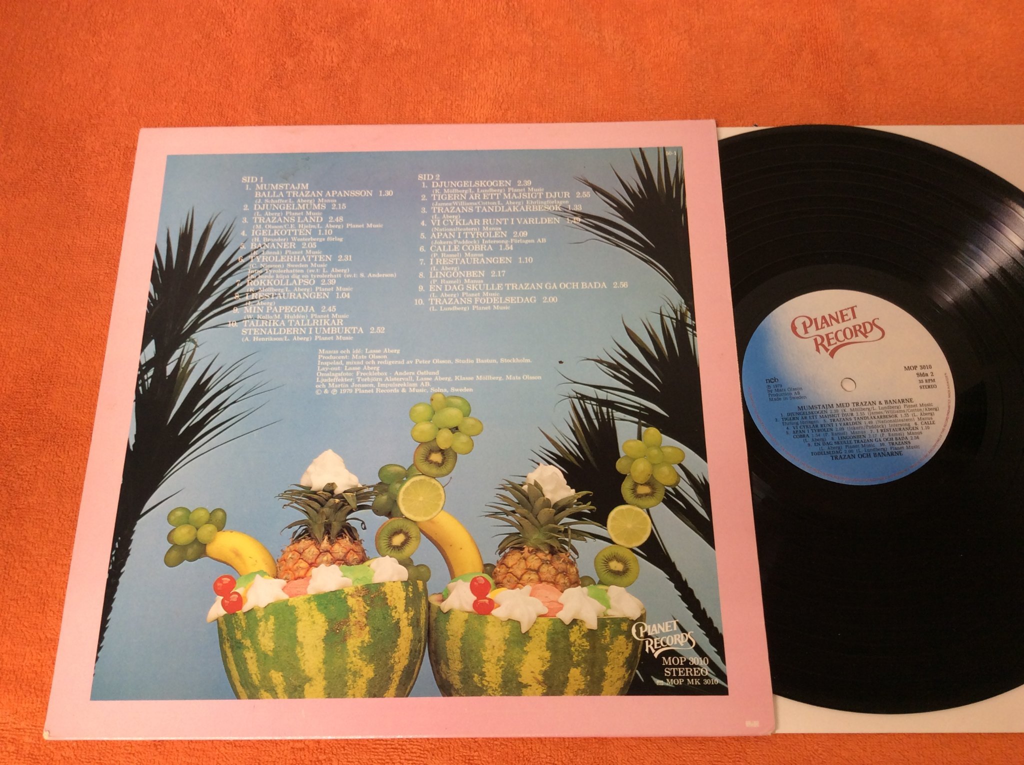 Omslagsbild för skivan TARZAN & BANARNE djunglemums LP signerad av båda LASSE ÅBERG