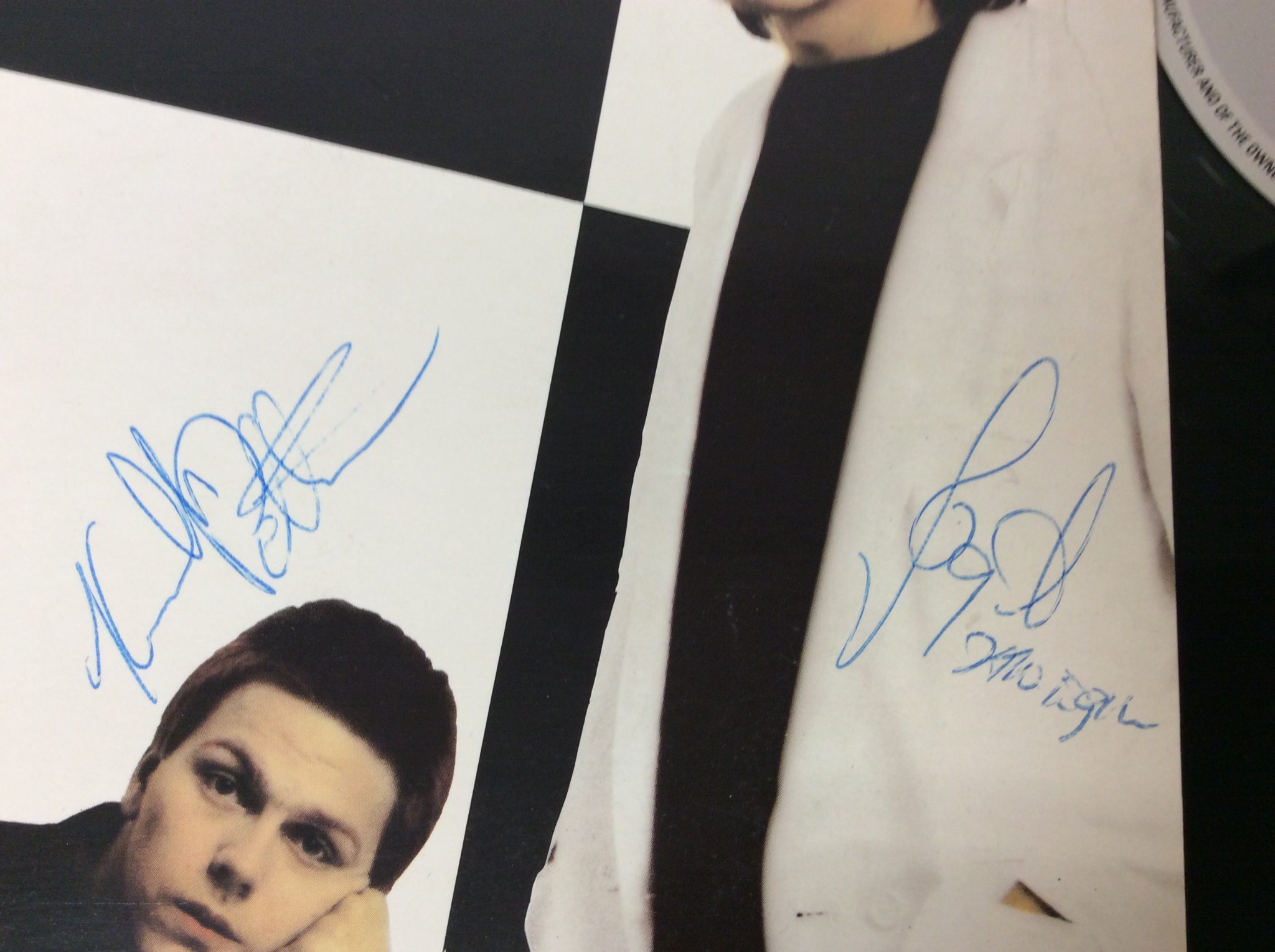 Omslagsbild för skivan THE RADIO black paint white colour LP signerad av alla