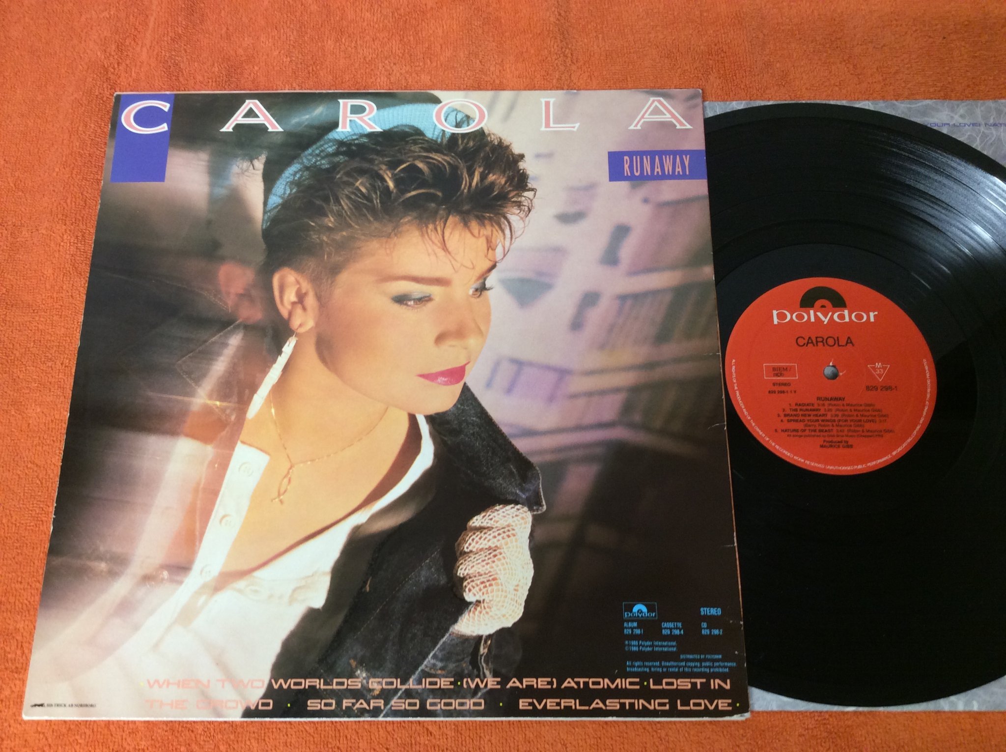 Omslagsbild för skivan CAROLA HÄGGKVIST runaway LP signerad ”kram Carola”