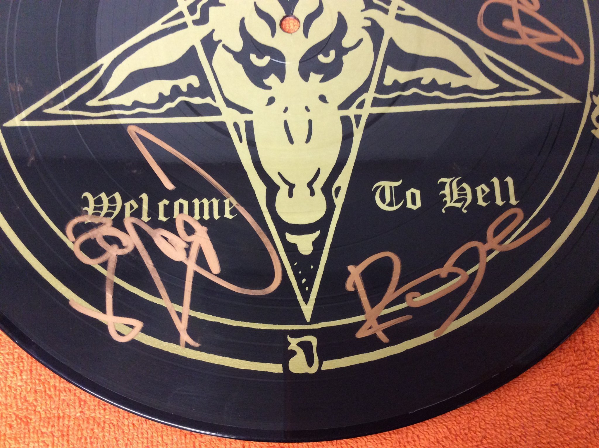 Omslagsbild för skivan VENOM welcome to hell 12” BOBV494PD signerad  WOW!!!!