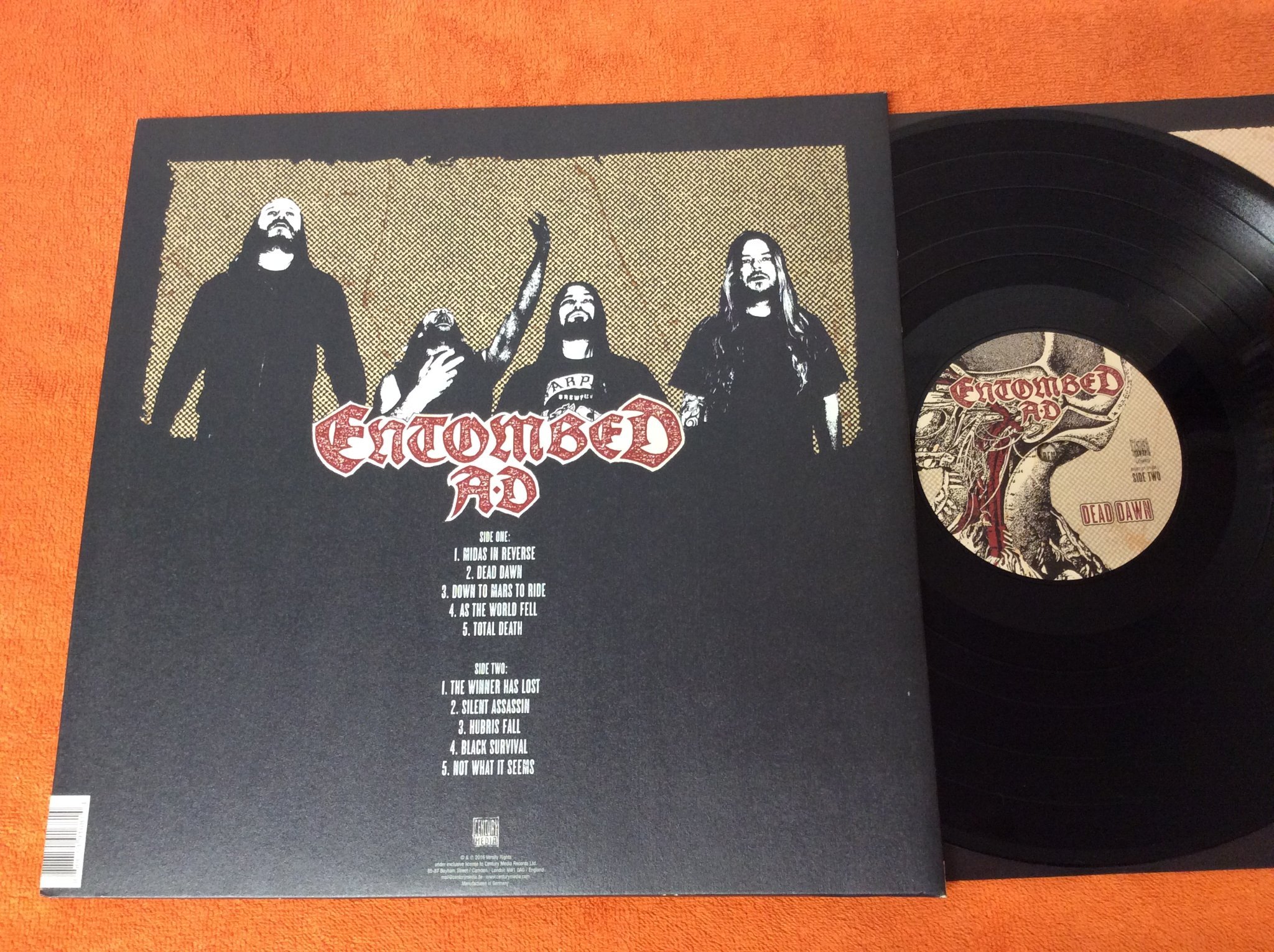 Omslagsbild för skivan ENTOMBED AD dead dawn LP 2016 signerad 
