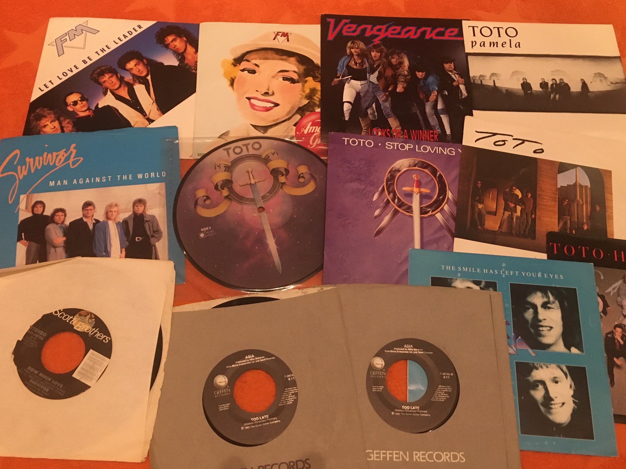 Omslagsbild för skivan 28 singlar med EUROPE FM REO S. TOTO ASIA JOURNEY M.FL se bilder!!!