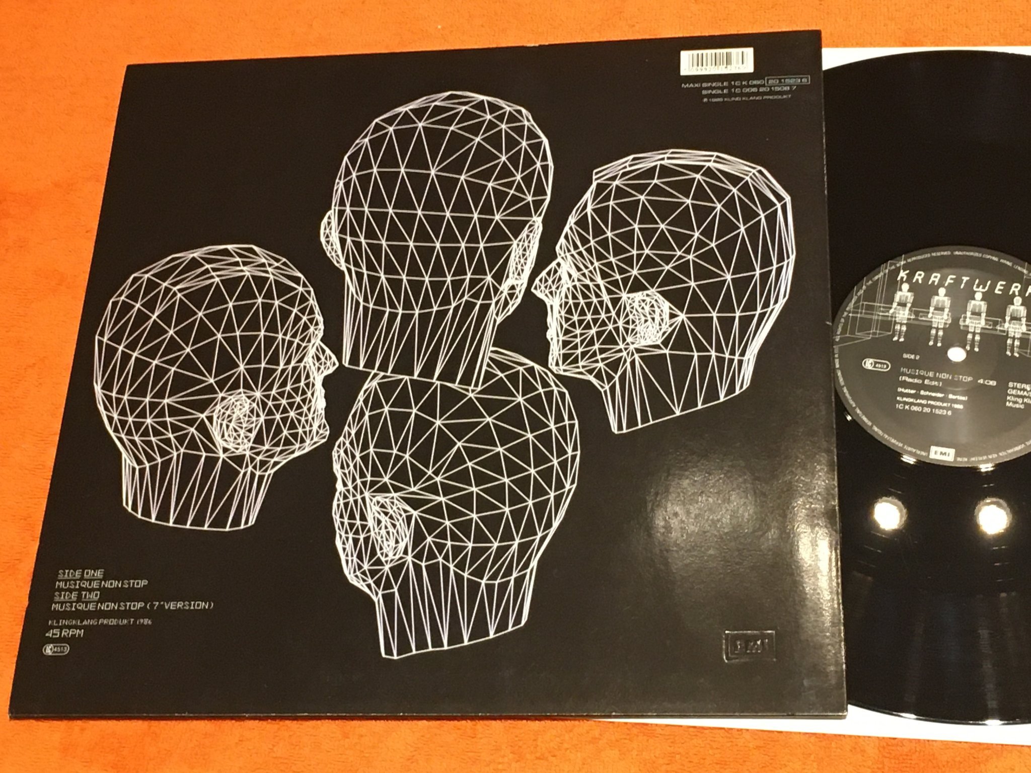 Omslagsbild för skivan KRAFTWERK musique non stop 12"single 86 EMI 060 20 1523 6