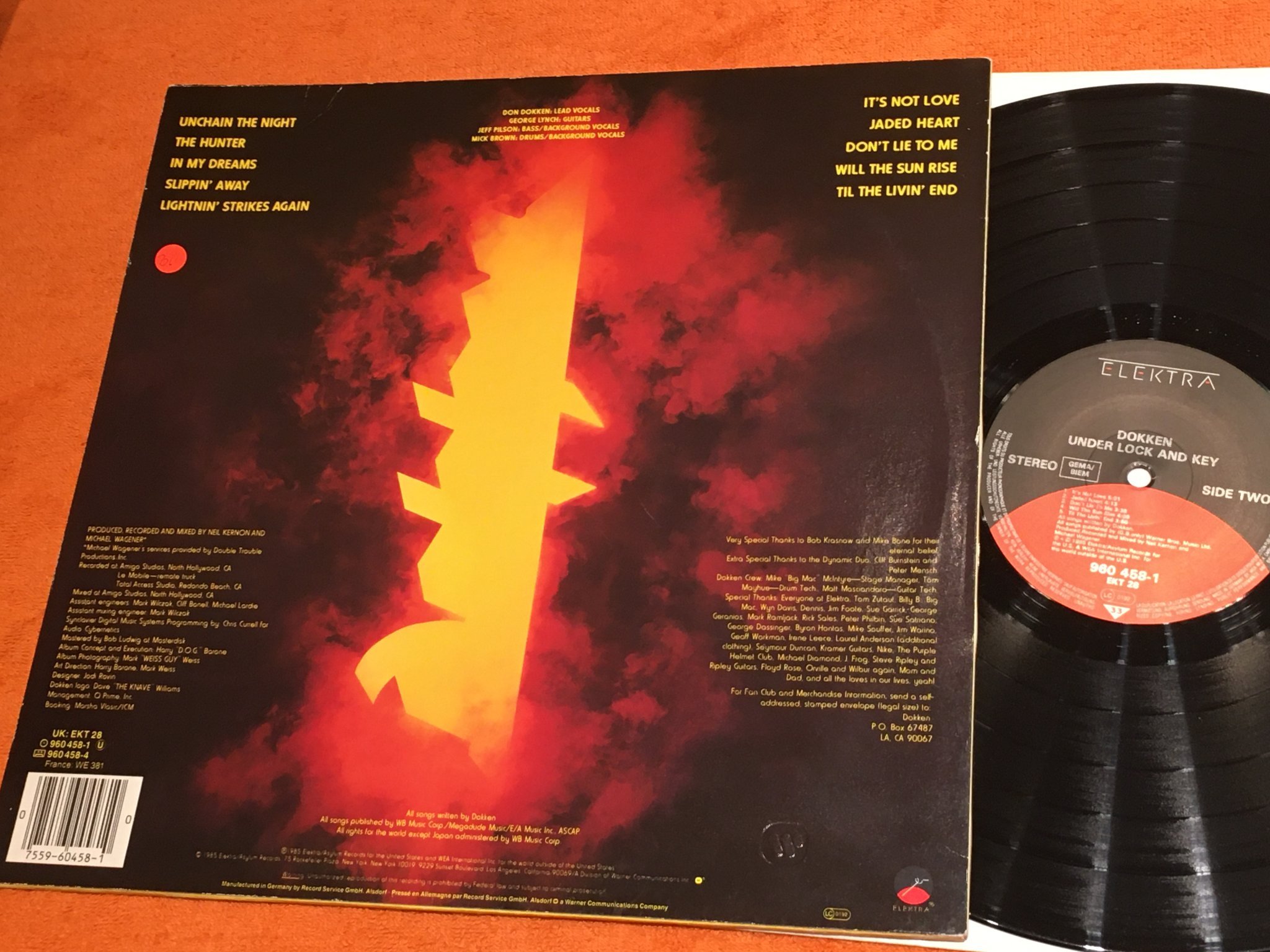 Omslagsbild för skivan DOKKEN under lock and key LP -85 ELEKTRA 960458-1