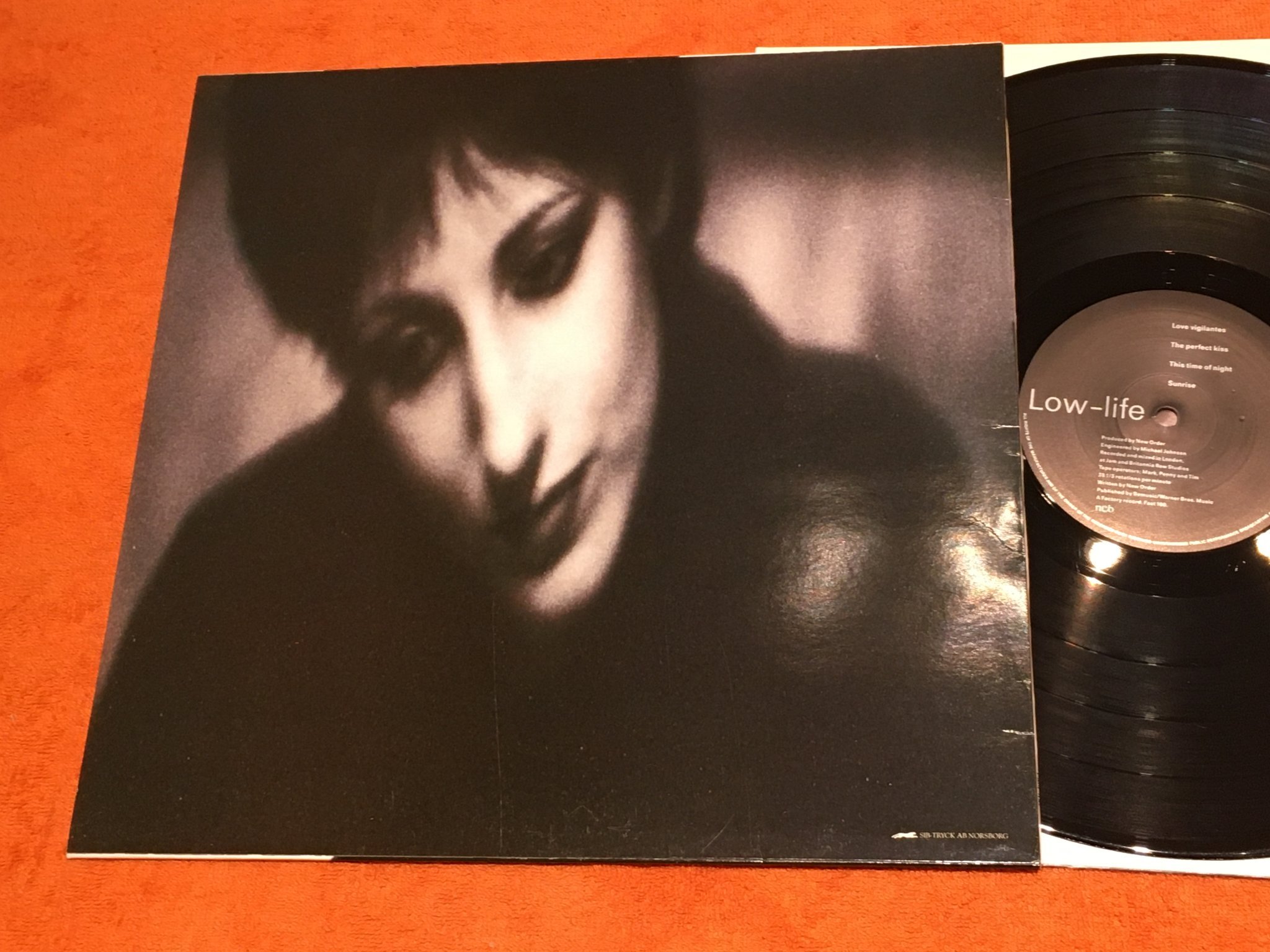 Omslagsbild för skivan NEW ORDER low-life LP -85 Swe FACTORY Fact 100