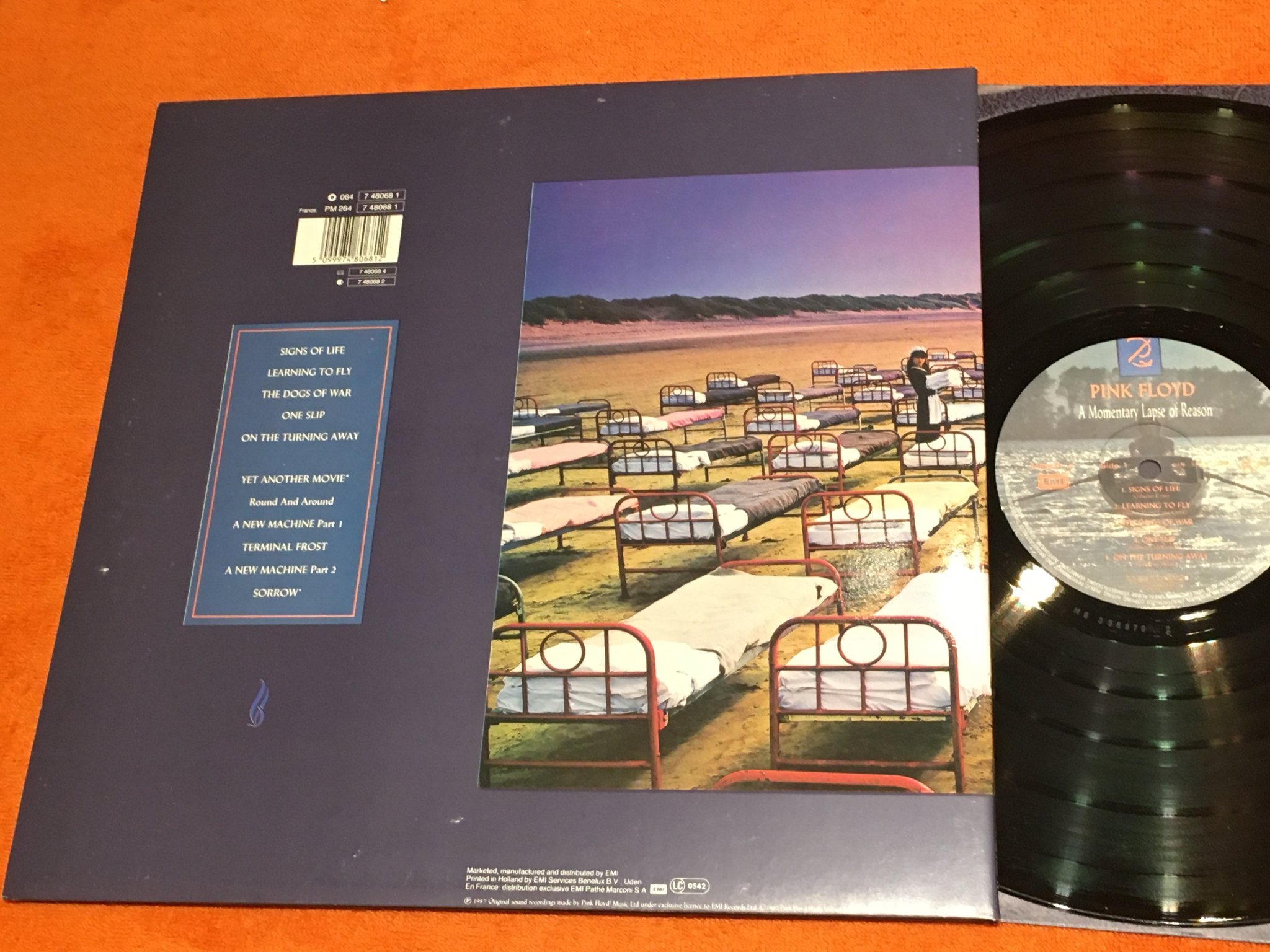 Omslagsbild för skivan PINK FLOYD a momentary lapse of reason LP EMI 7480681