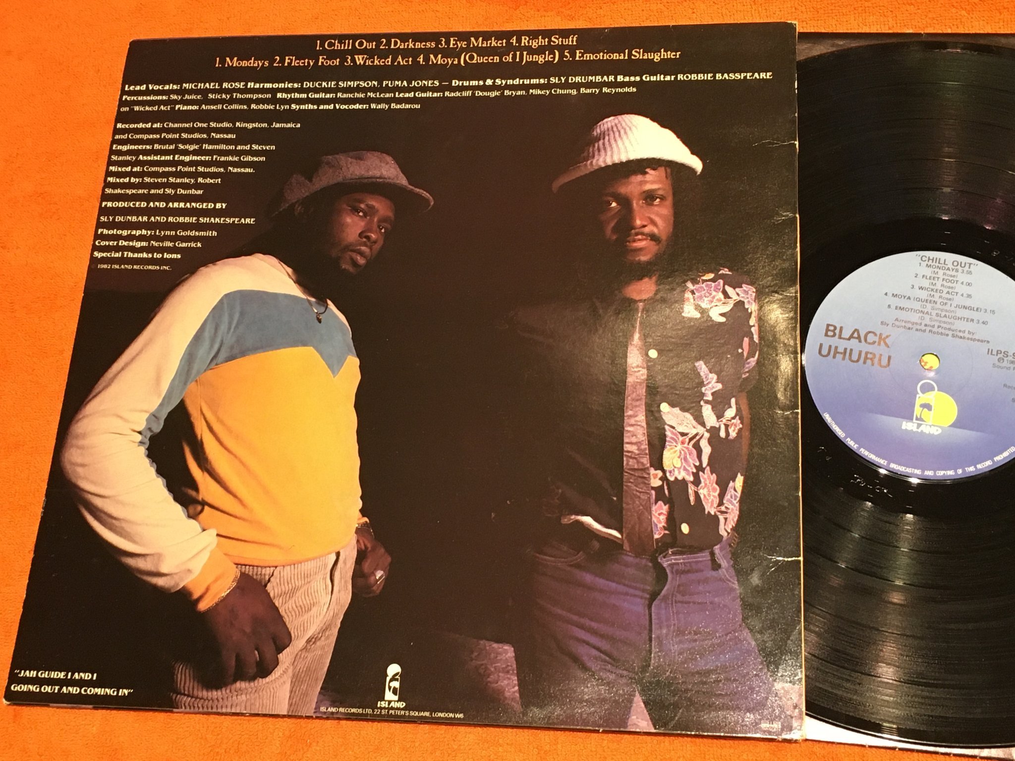 Omslagsbild för skivan BLACK UHURU chill out LP -82 ISLAND ILPS 9701