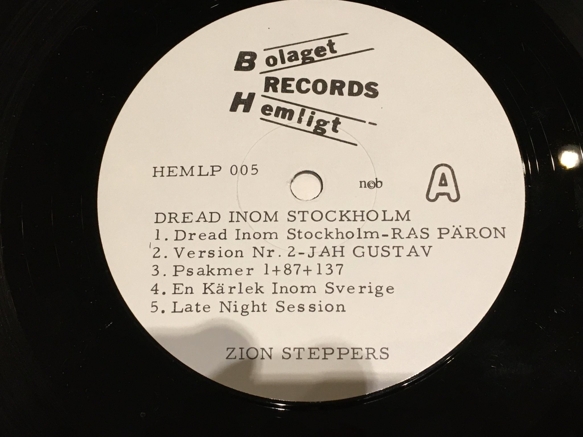Omslagsbild för skivan ZION STEPPERS dread inom Stockholm LP -81 Swe BOLAGET HEMLIGT HEM 005