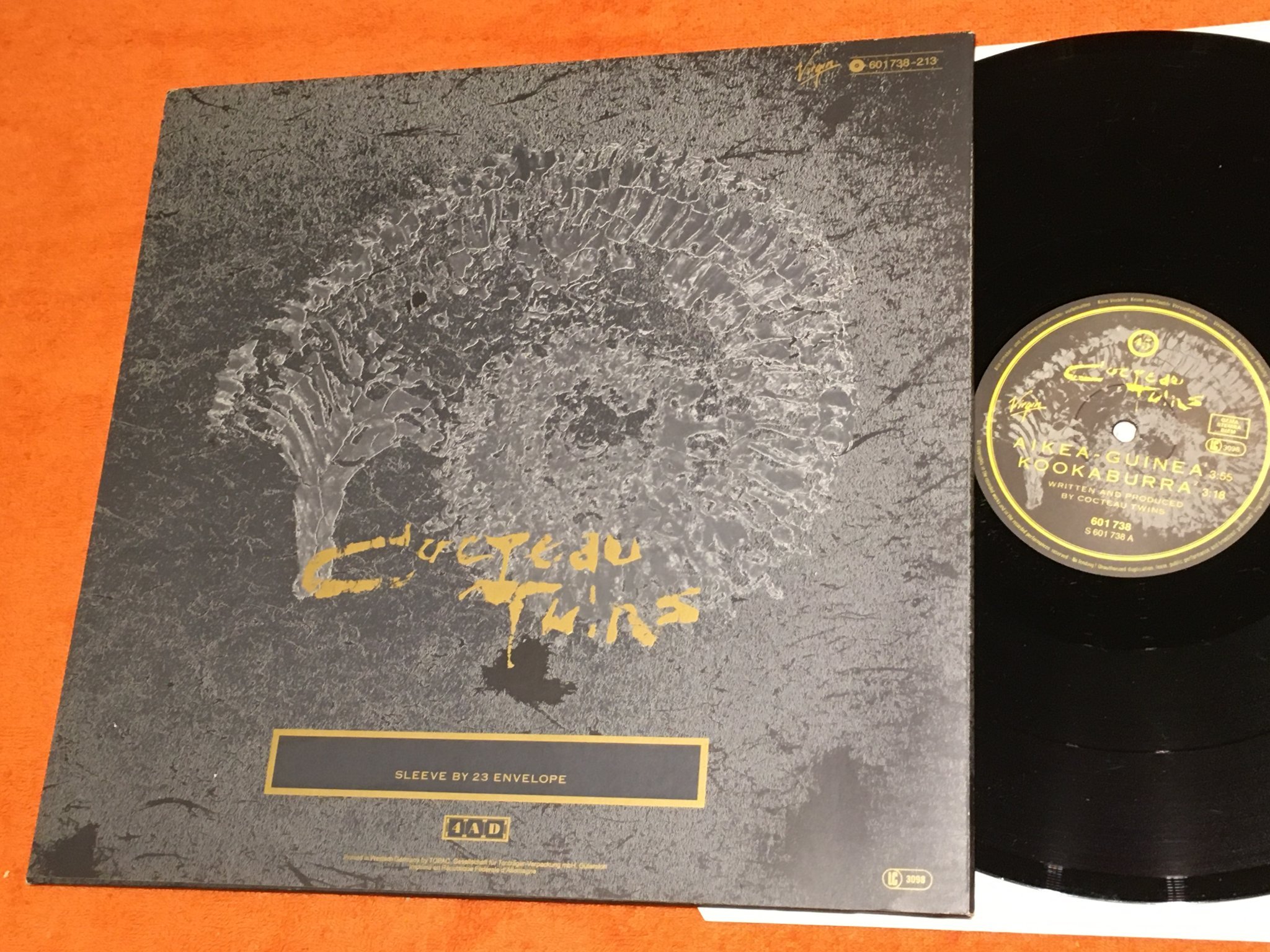 Omslagsbild för skivan COCTEAU TWINS Aikea-Guinea 12"EP 4AD 601 738
