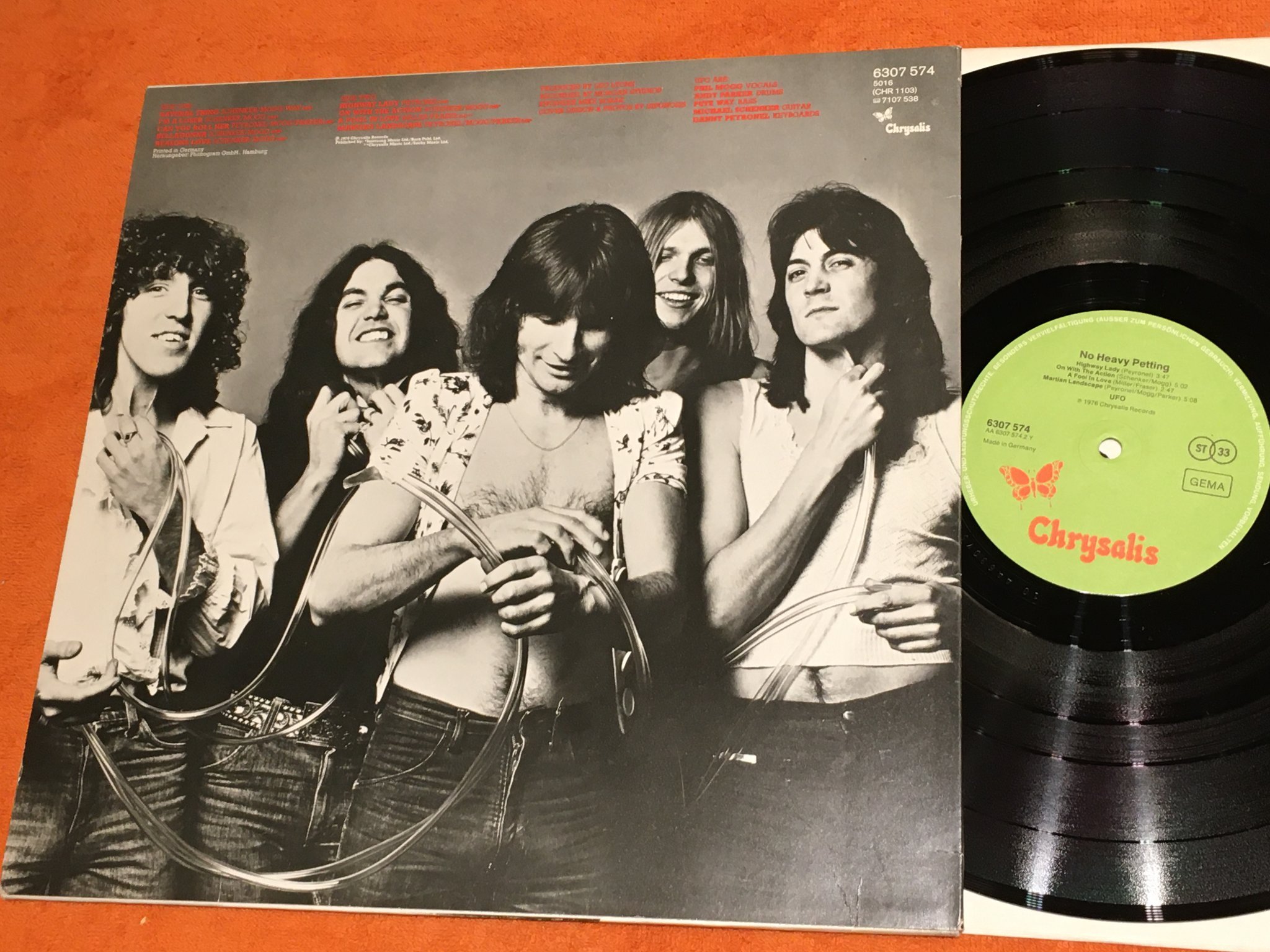 Omslagsbild för skivan UFO no heavy petting LP -76 Ger CHRYSALIS 6307574