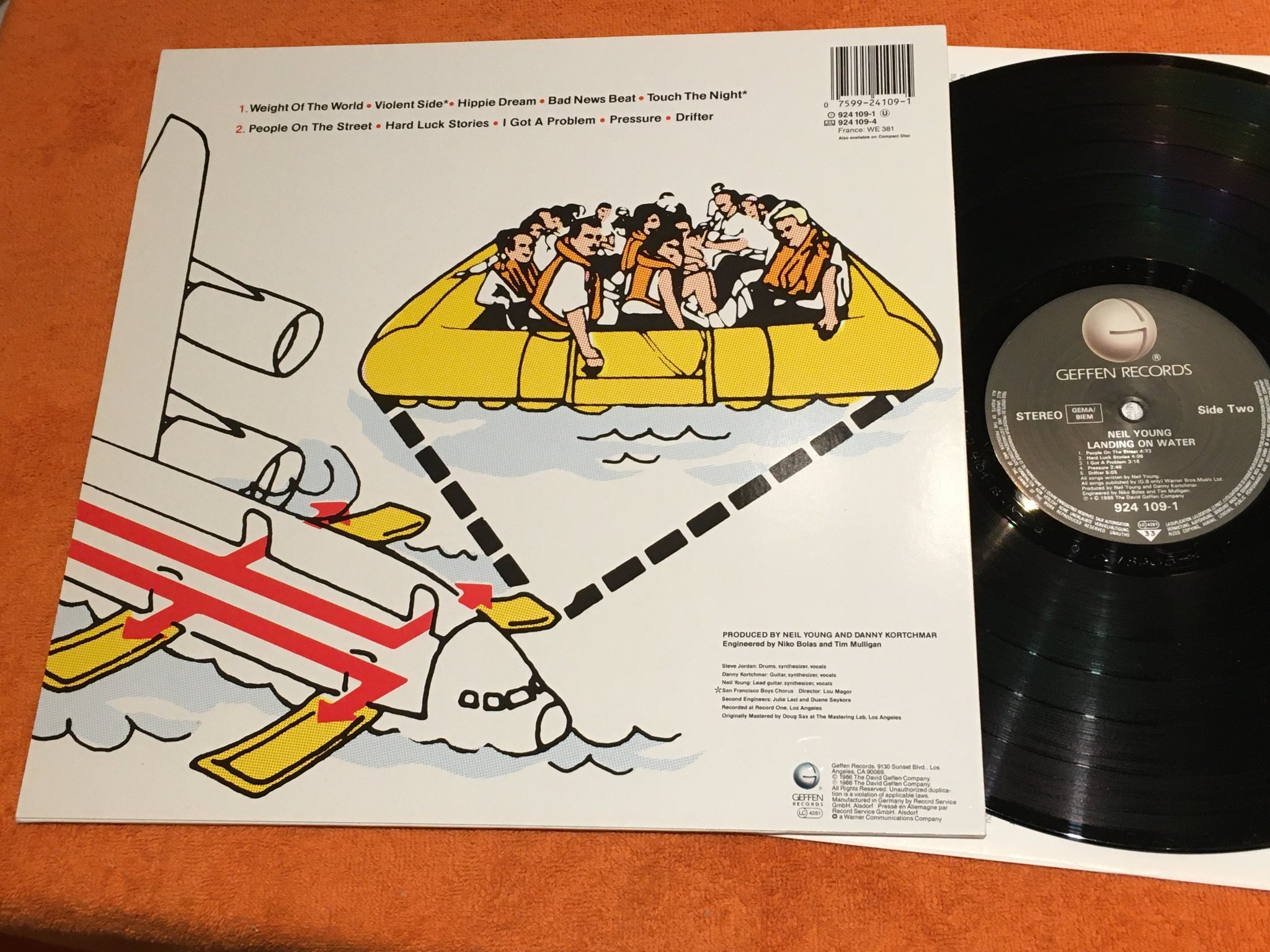 Omslagsbild för skivan NEIL YOUNG landing on water LP -86 GEFFEN 924 109-1