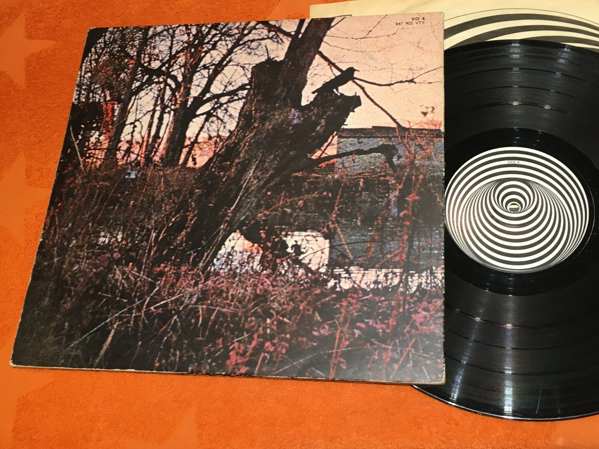 Omslagsbild för skivan BLACK SABBATH s/t LP UK large swirl VERTIGO 6360 011