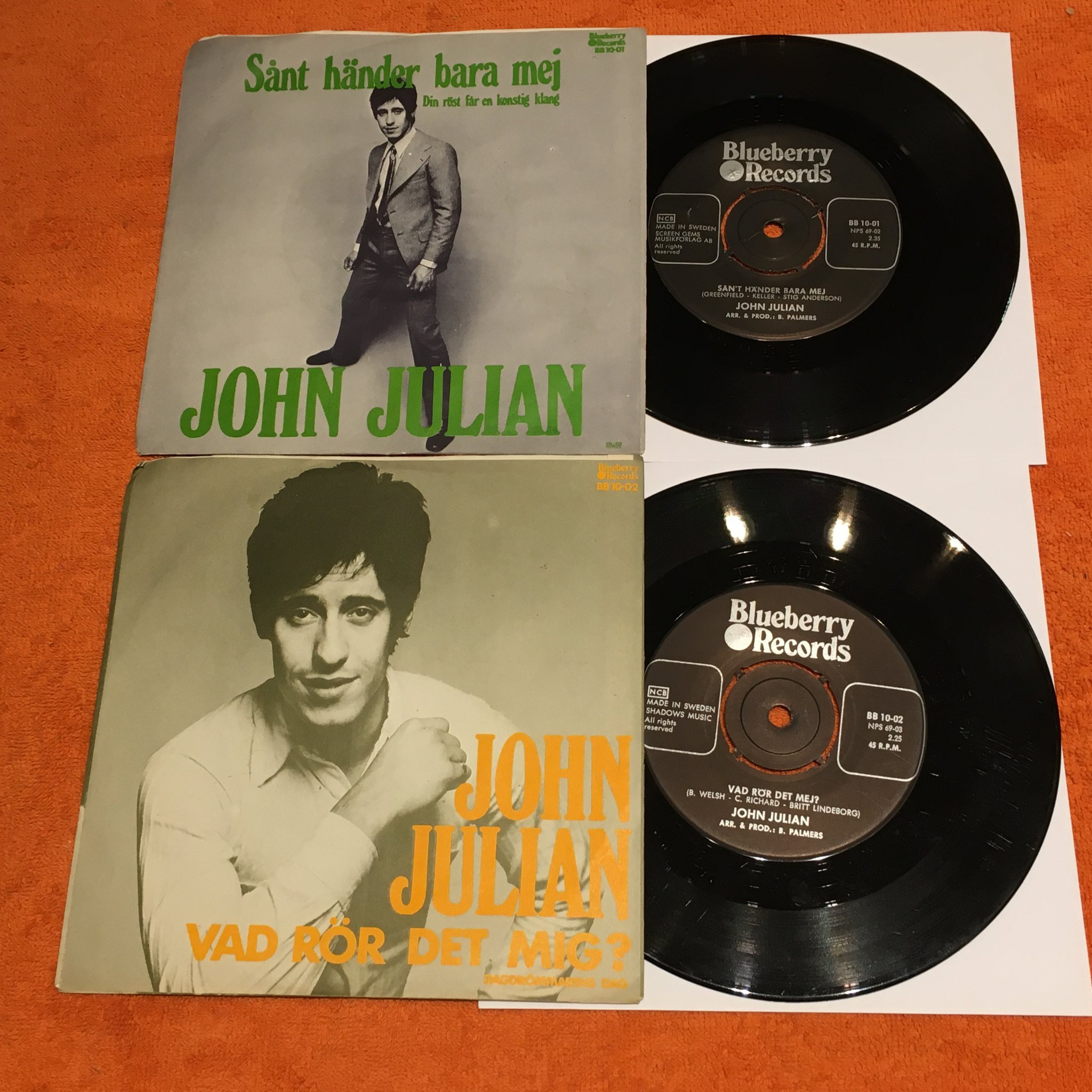 Omslagsbild för skivan 2 st JOHN JULIAN singlar i VG++ skick  SE BILDER