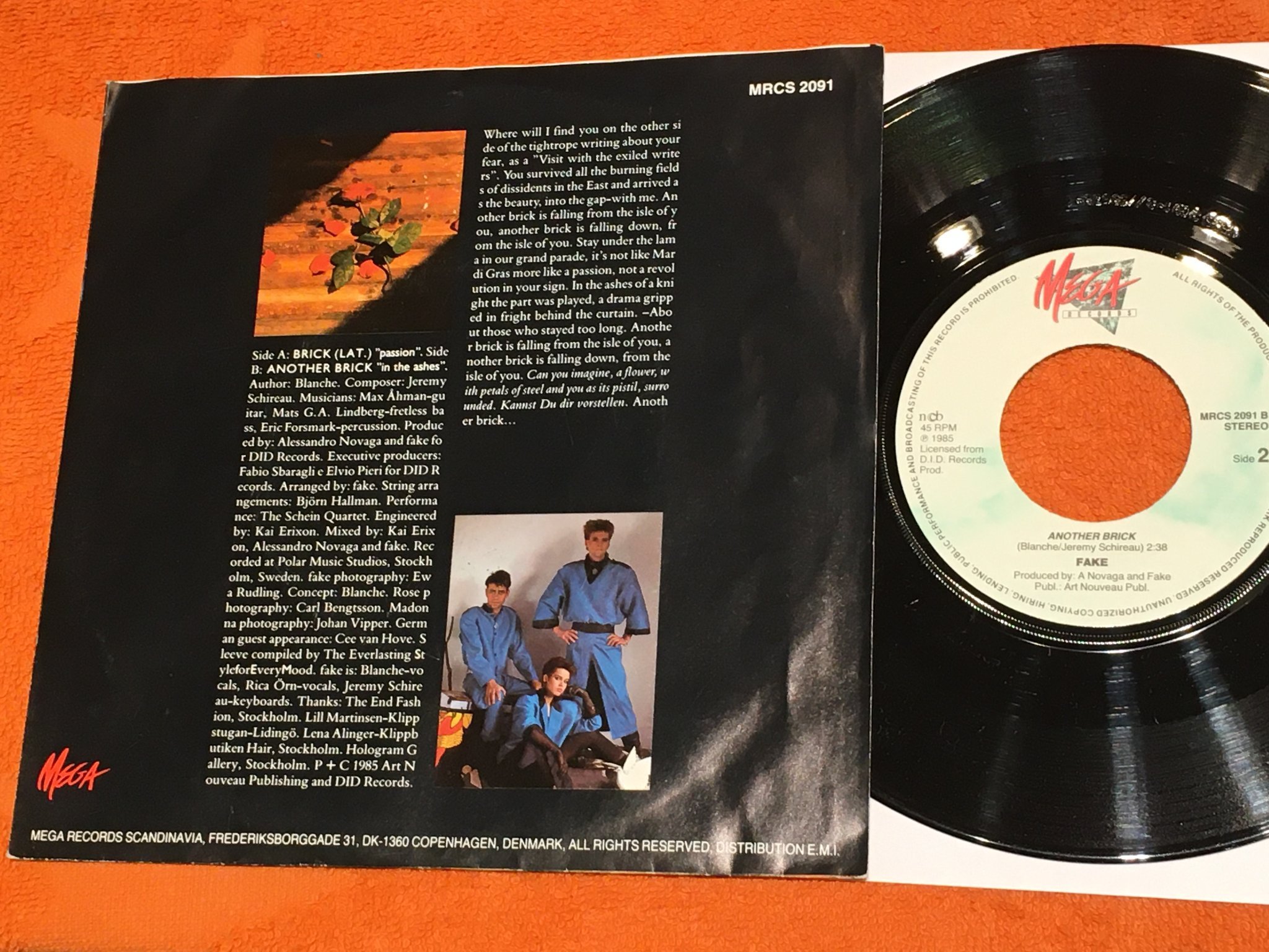 Omslagsbild för skivan FAKE another brick 7” -85 MEGA MRCS 2091