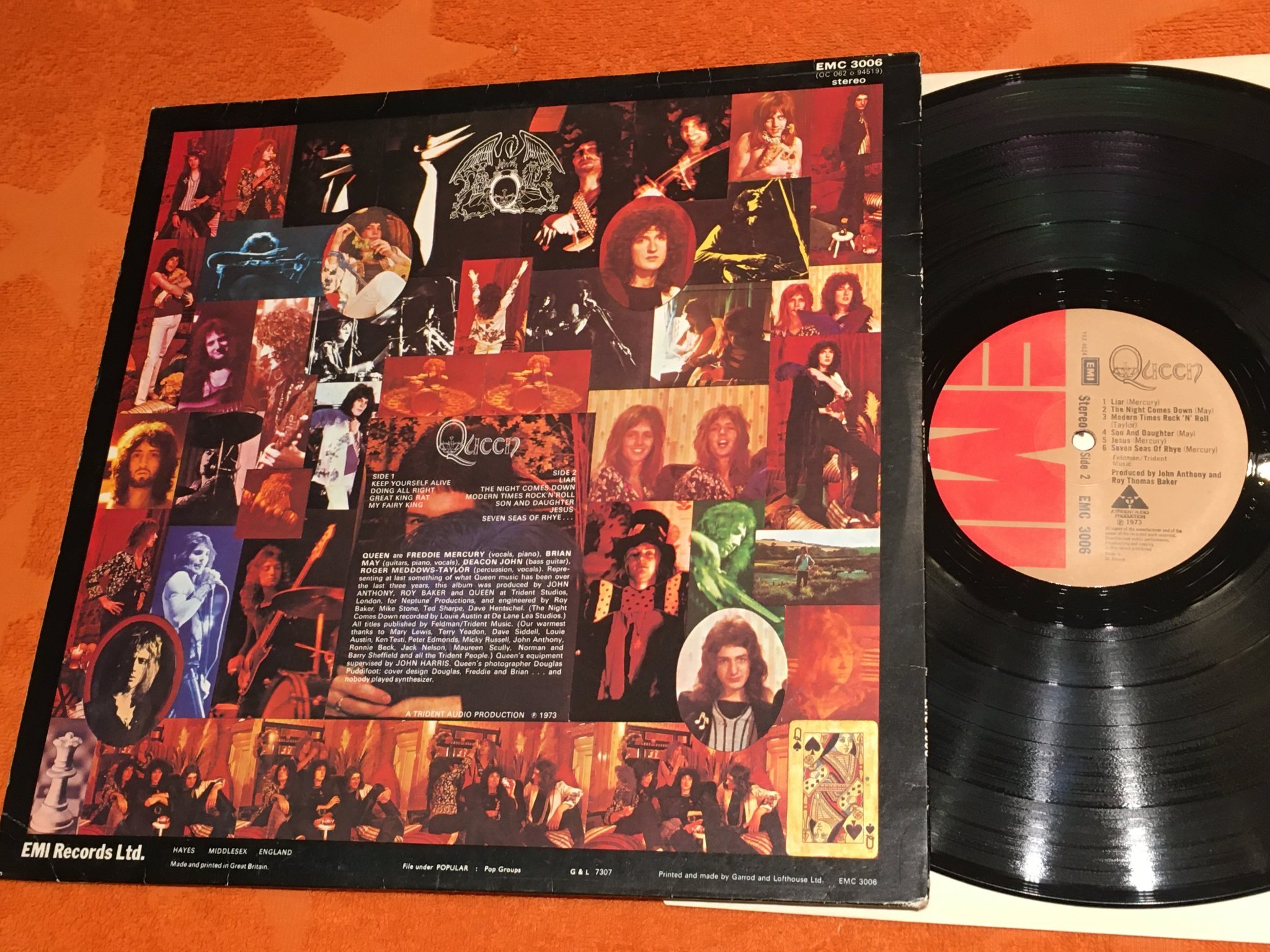 Omslagsbild för skivan QUEEN s/t LP -73 UK EMI EMC 3006