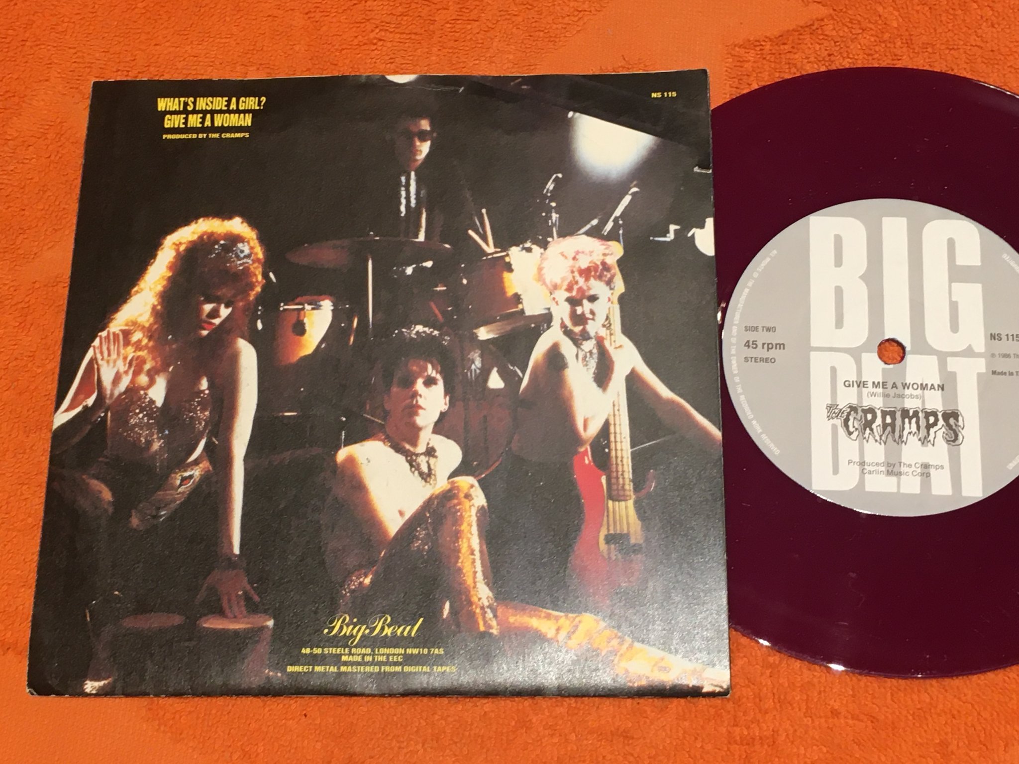Omslagsbild för skivan THE CRAMPS what’s inside a girl 7” single 