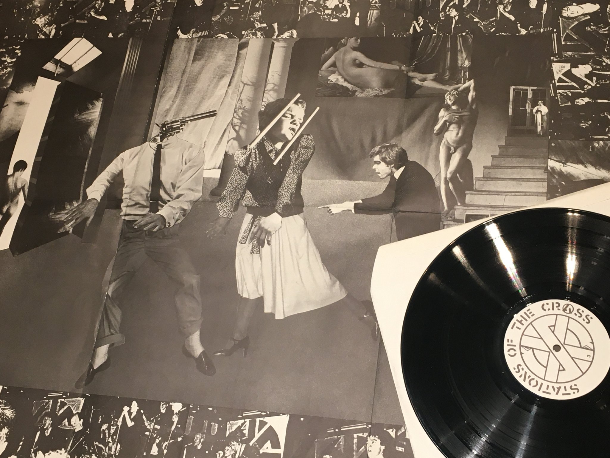 Omslagsbild för skivan CRASS stations of the crass 2xLP -83 UK CRASS 519484