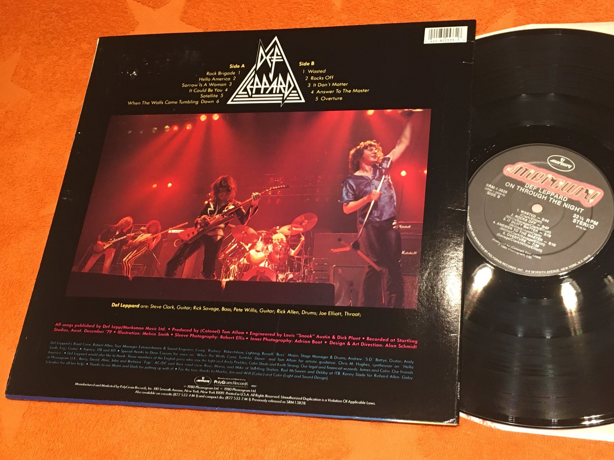 Omslagsbild för skivan DEF LEPPARD  on through the night LP US MERCURY SRM-1-3828
