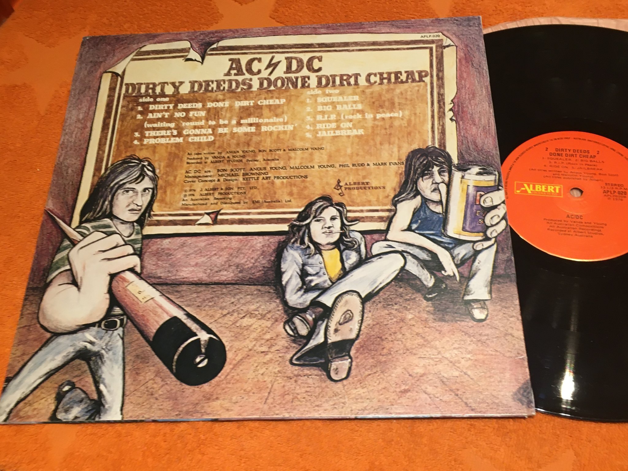 Omslagsbild för skivan AC/DC dirty deeds done dirt cheap LP -76  AUSTRALIA ALBERT APLP 020 