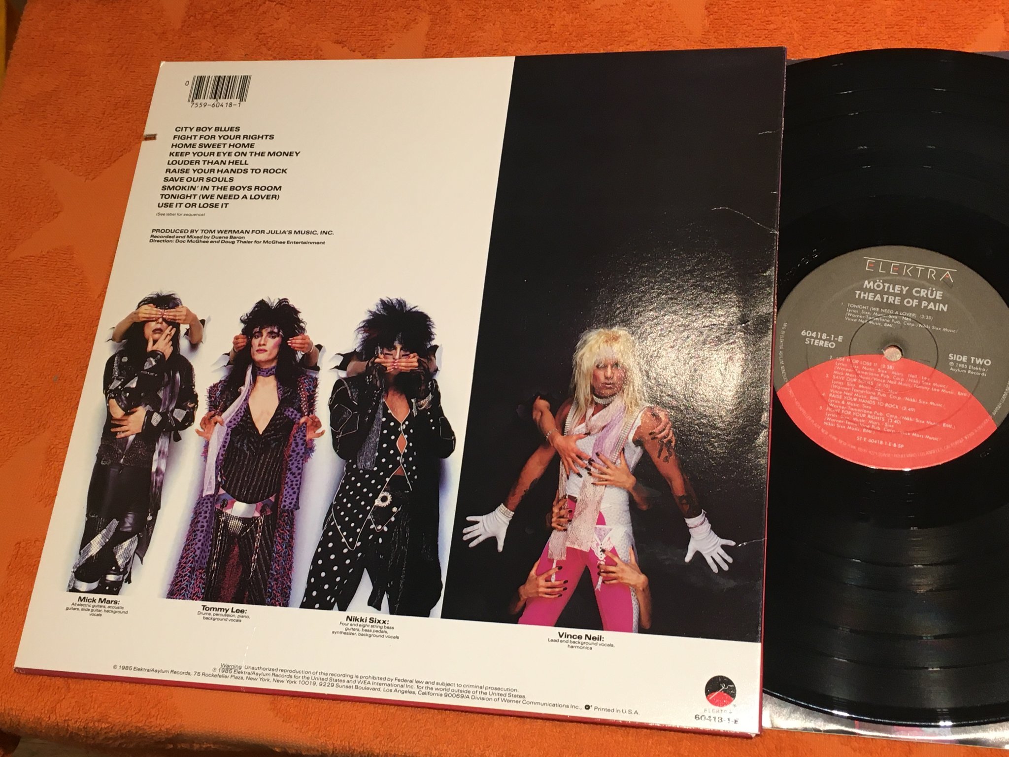 Omslagsbild för skivan MÖTLEY CRUE theatre of pain LP -85 US ELEKTRA 60418-1-E