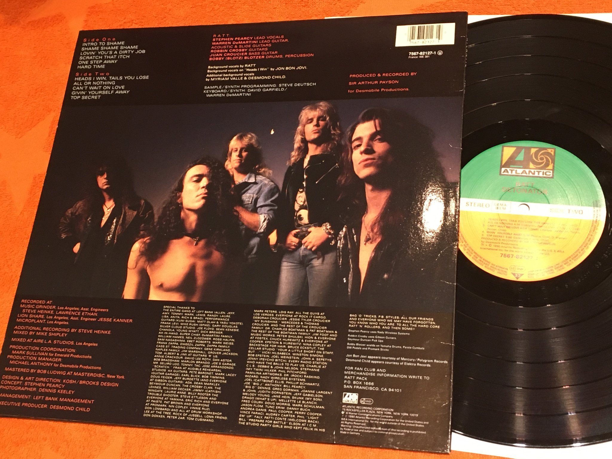 Omslagsbild för skivan RATT detonator LP -90 ATLANTIC 7567-82127-1