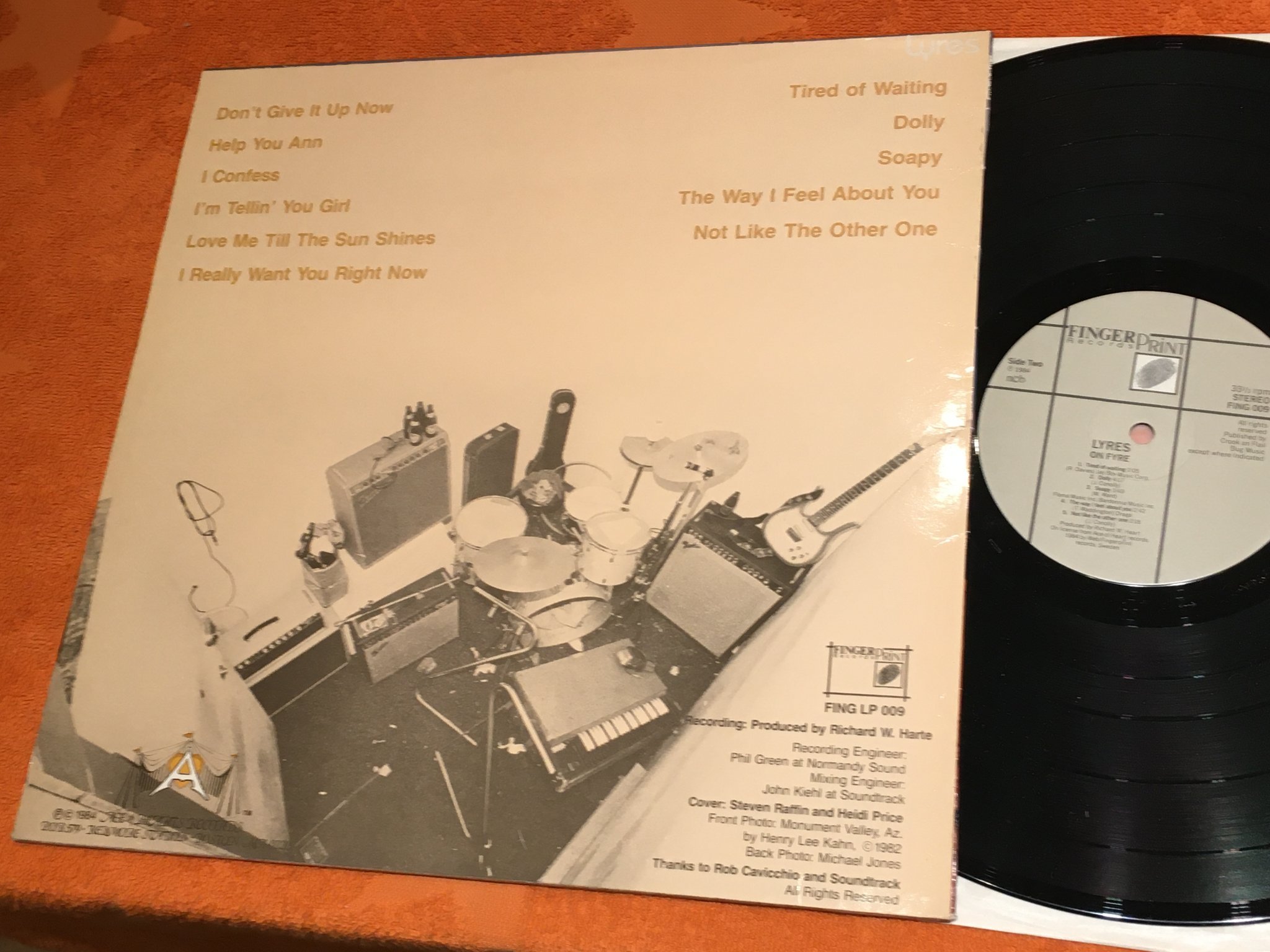 Omslagsbild för skivan LYRES s/t LP -82 Swe FINGERPRINT FING LP 009