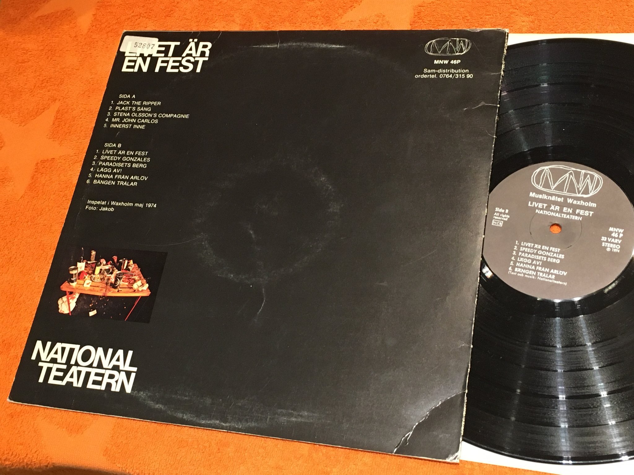 Omslagsbild för skivan NATIONALTEATERN livet är en fest LP -74 Swe MNW 46P