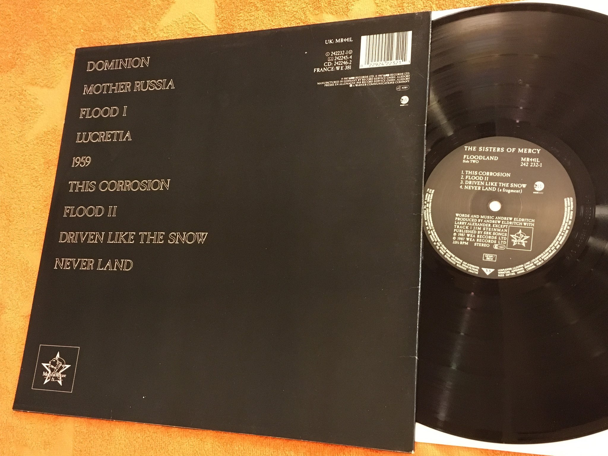 Omslagsbild för skivan THE SISTERS OF MERCY floodland LP -87 EAST WEST 242232-1
