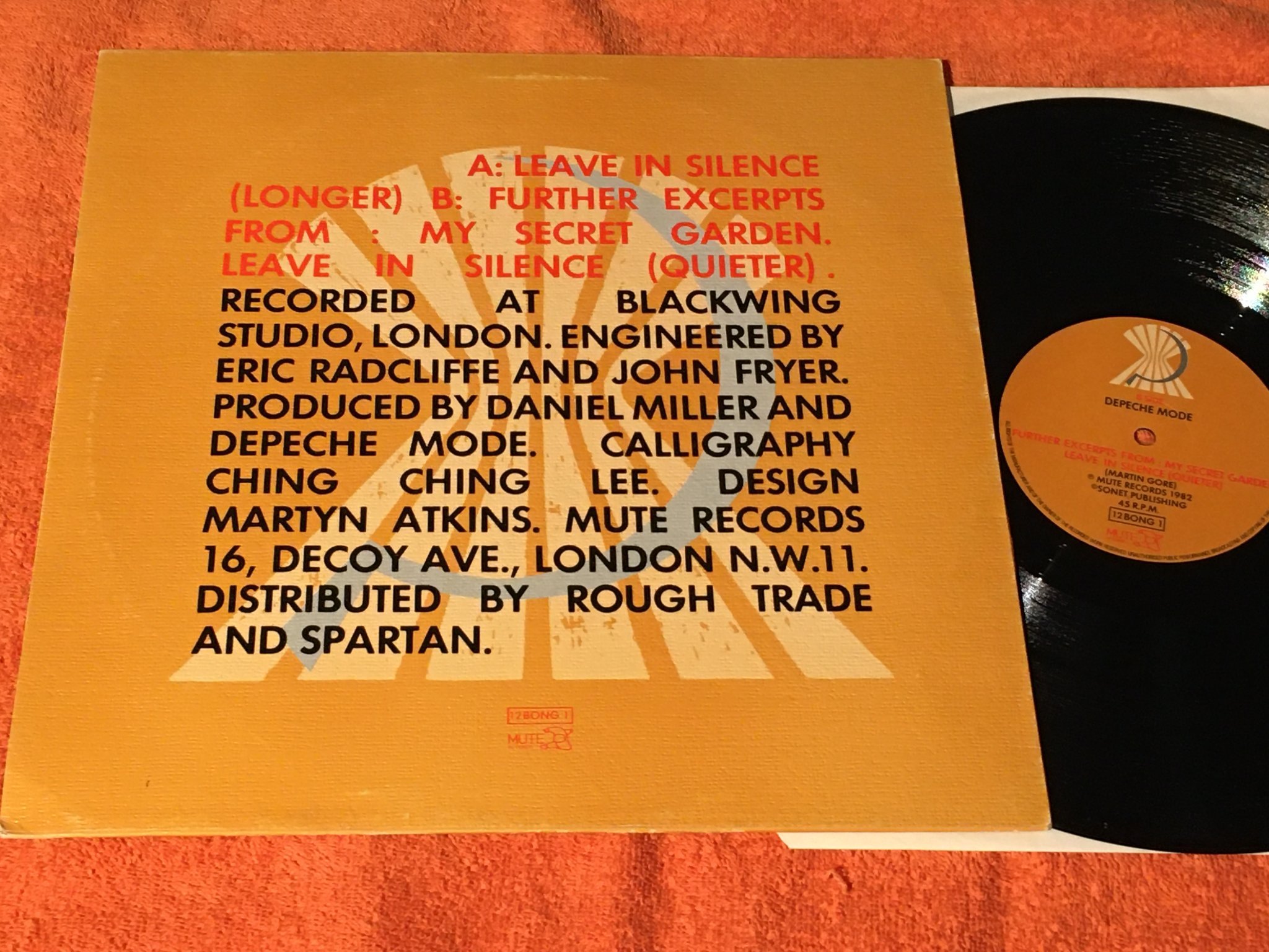 Omslagsbild för skivan DEPECHE MODE leave in silence 12”single MUTE 12BONG1