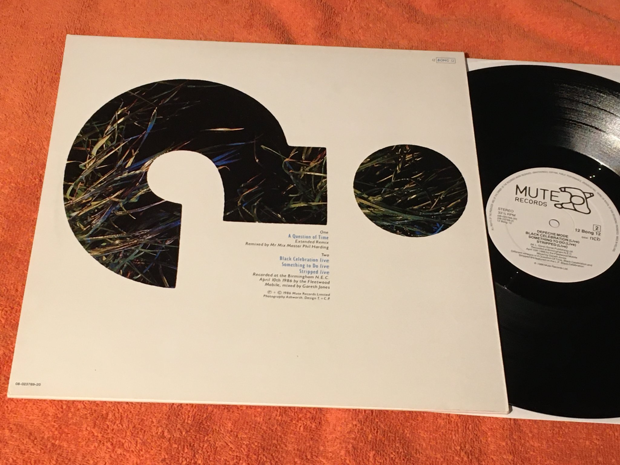 Omslagsbild för skivan DEPECHE MODE a question of time (remix) 12”single -86 MUTE  12BONG12