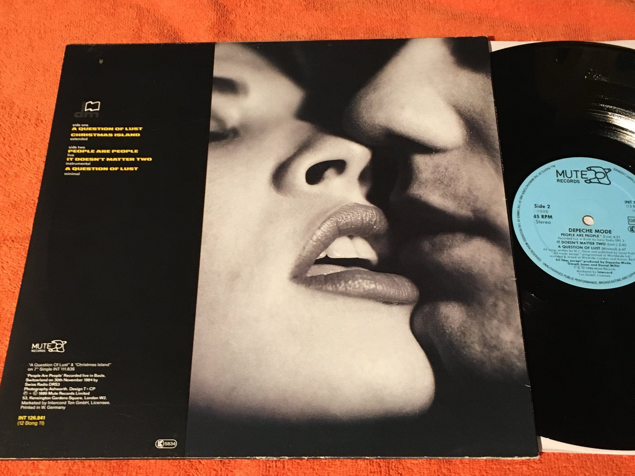 Omslagsbild för skivan DEPECHE MODE a question of time 12”EP -86 MUTE  INT 126.841