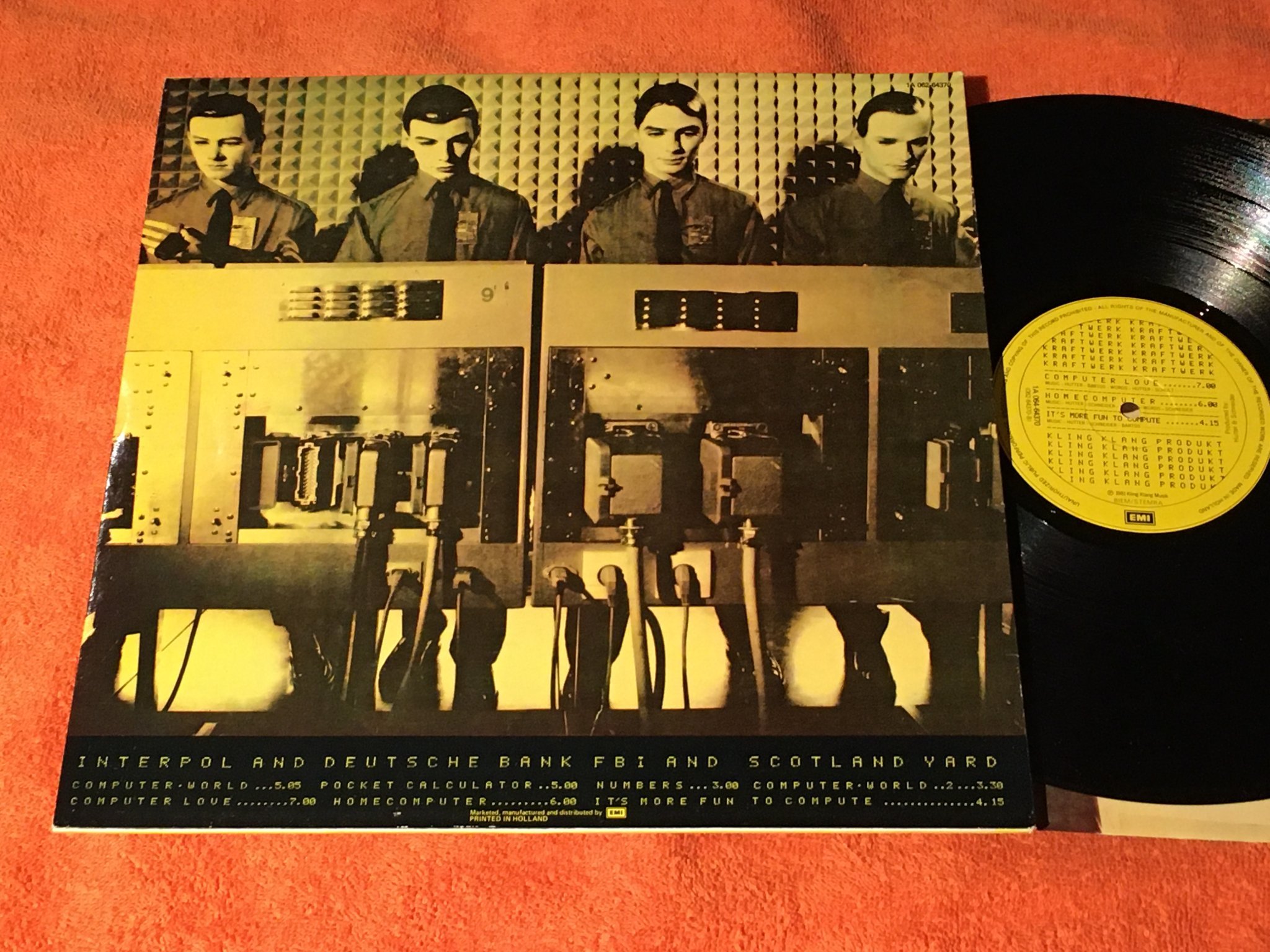 Omslagsbild för skivan KRAFTWERK computer world LP EMI 1A 064-64370
