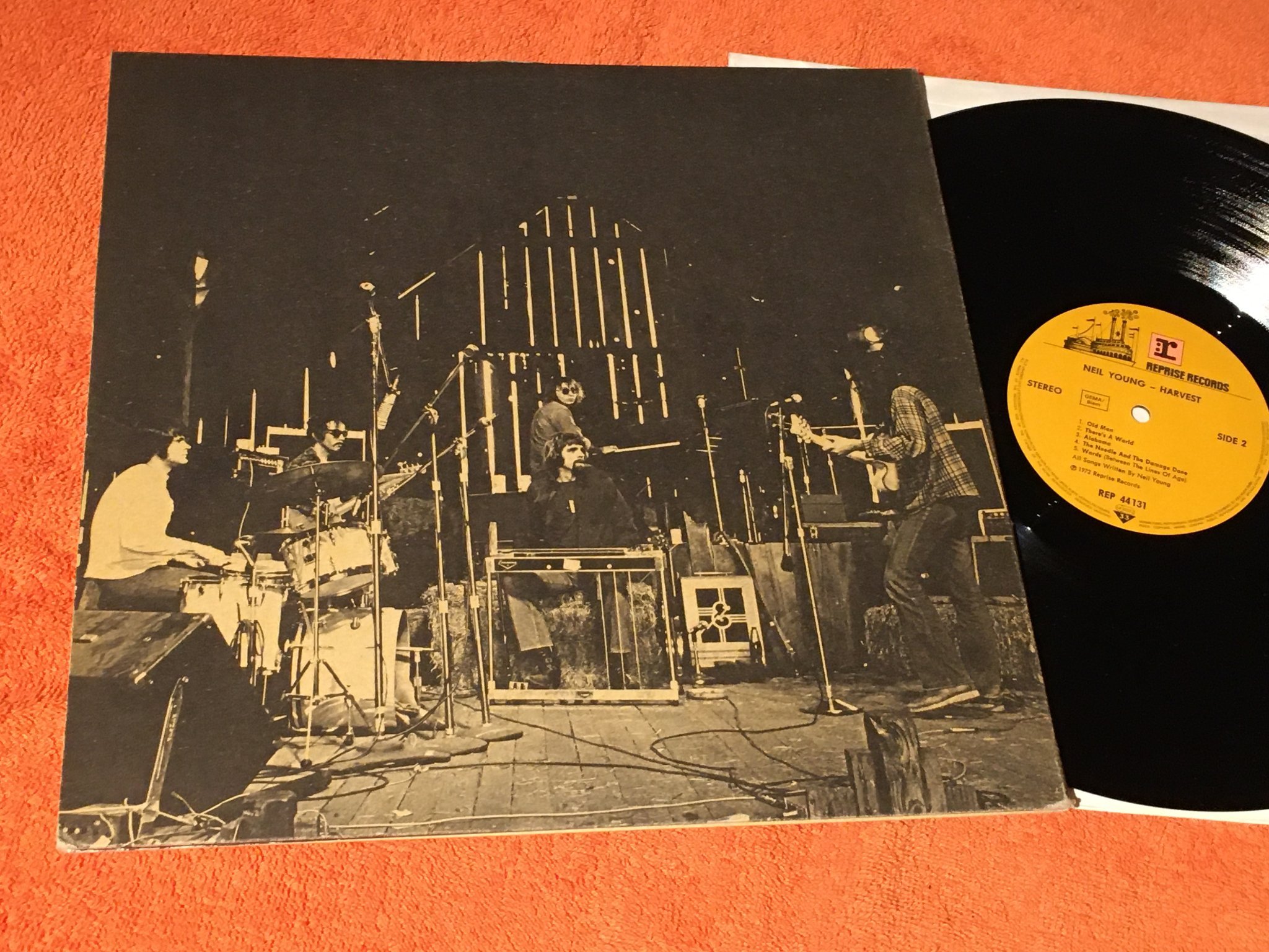 Omslagsbild för skivan NEIL YOUNG harvest LP REPRISE REP 44131