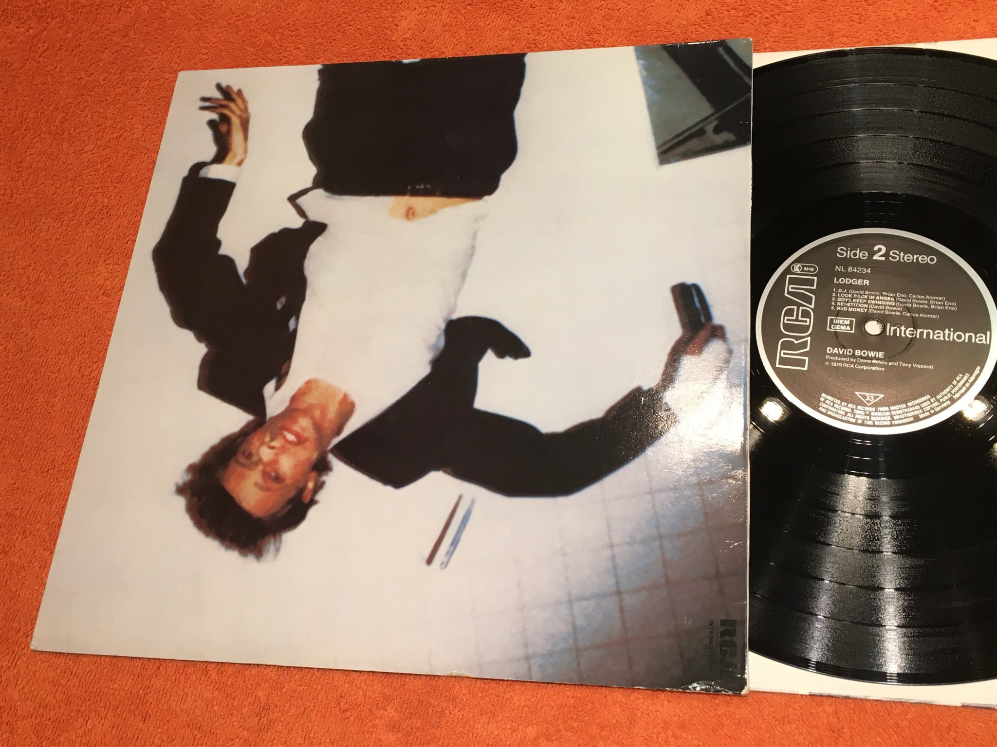 Omslagsbild för skivan DAVID BOWIE lodger LP Ger RCA NL 84234