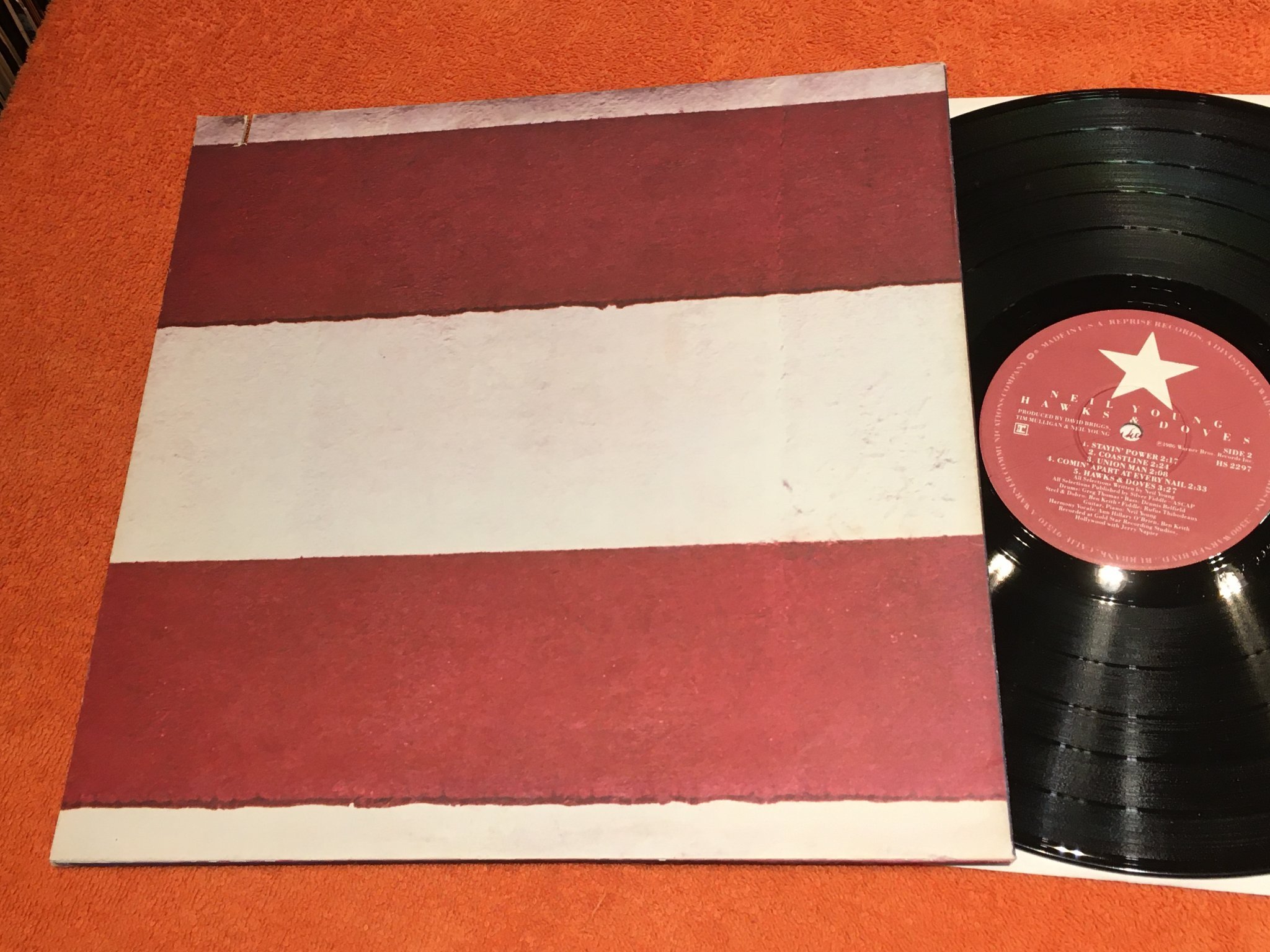 Omslagsbild för skivan NEIL YOUNG hawks & doves LP -86 US REPRISE HS 2297