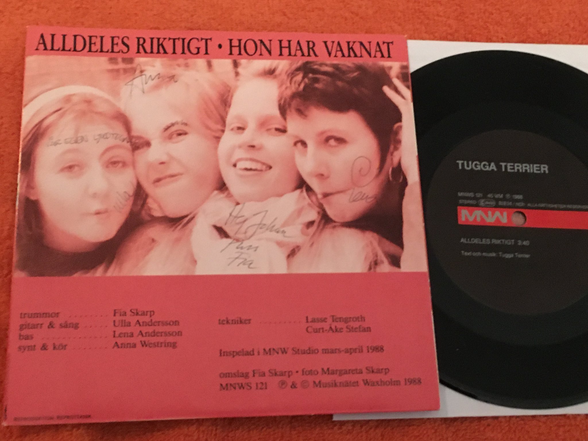 Omslagsbild för skivan TUGGA TERRIER alldeles riktigt  7"ep -88 Swe MNWS 121 signed by all band members