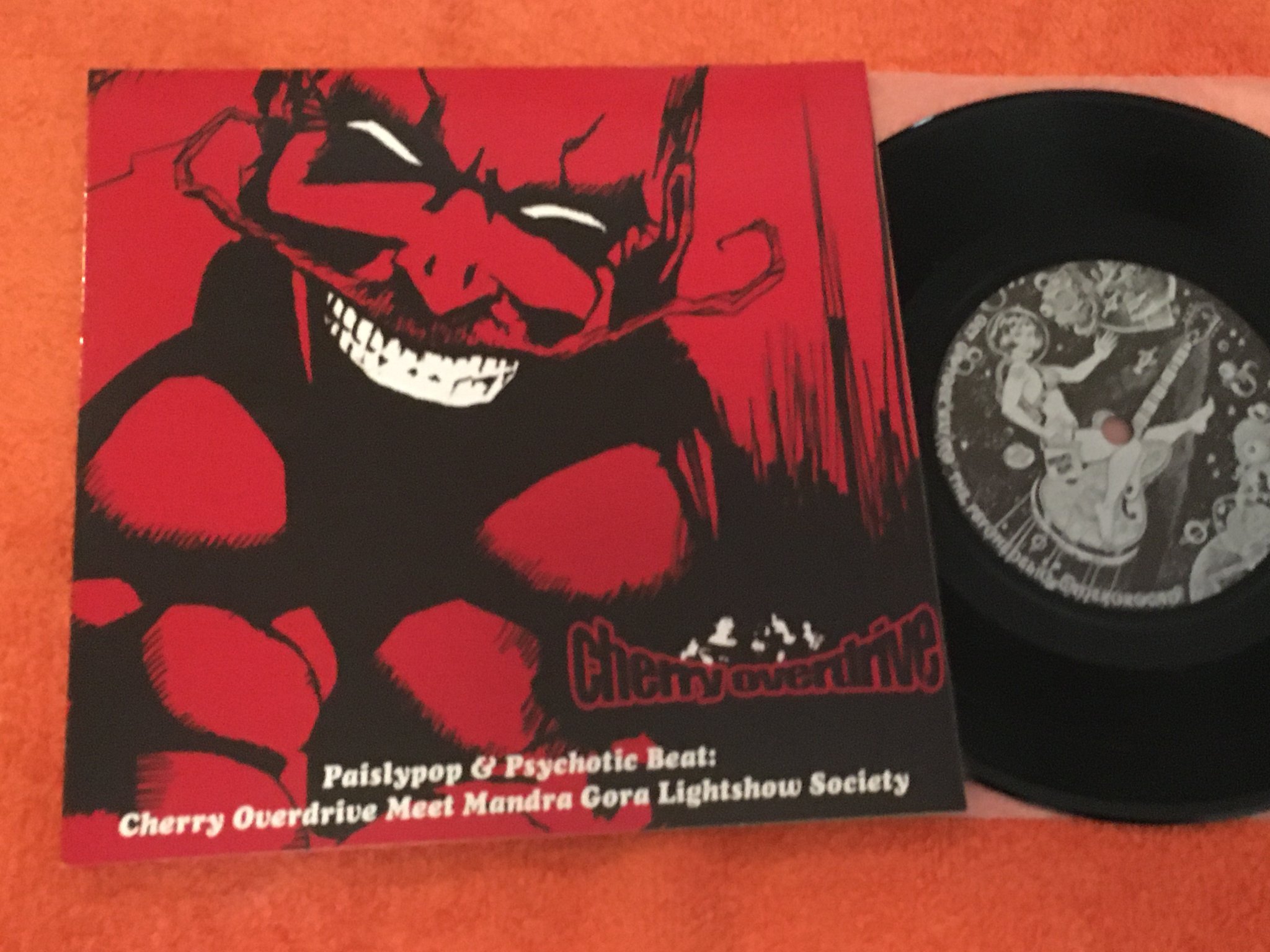 Omslagsbild för skivan Mandra Gora Lightshow Society Meet Cherry Overdrive 7"ep 2005 GER SWAMP ROOM