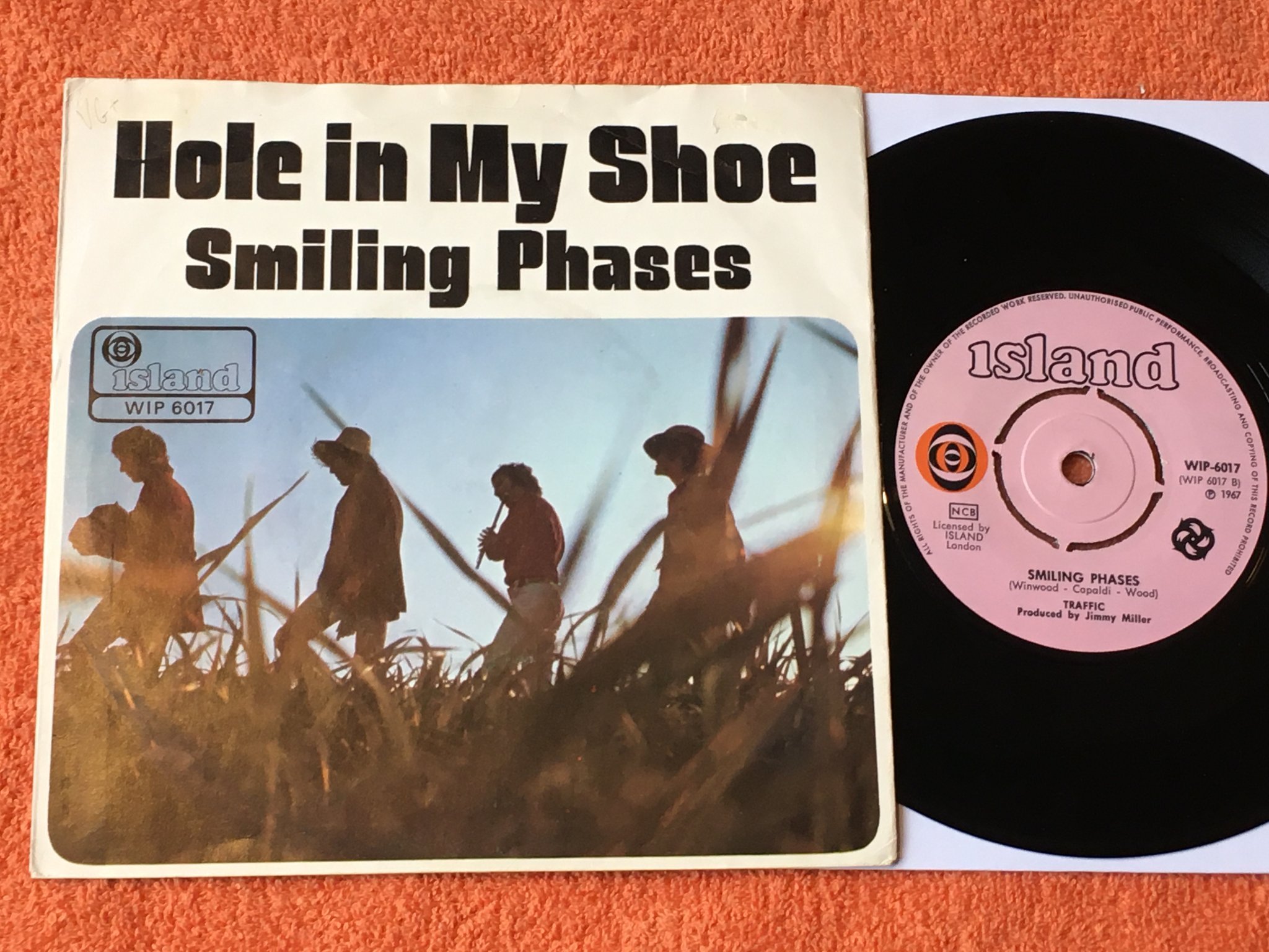 Omslagsbild för skivan TRAFFIC hole in my shoe  7"single -67 Swe ISLAND WIP-6017