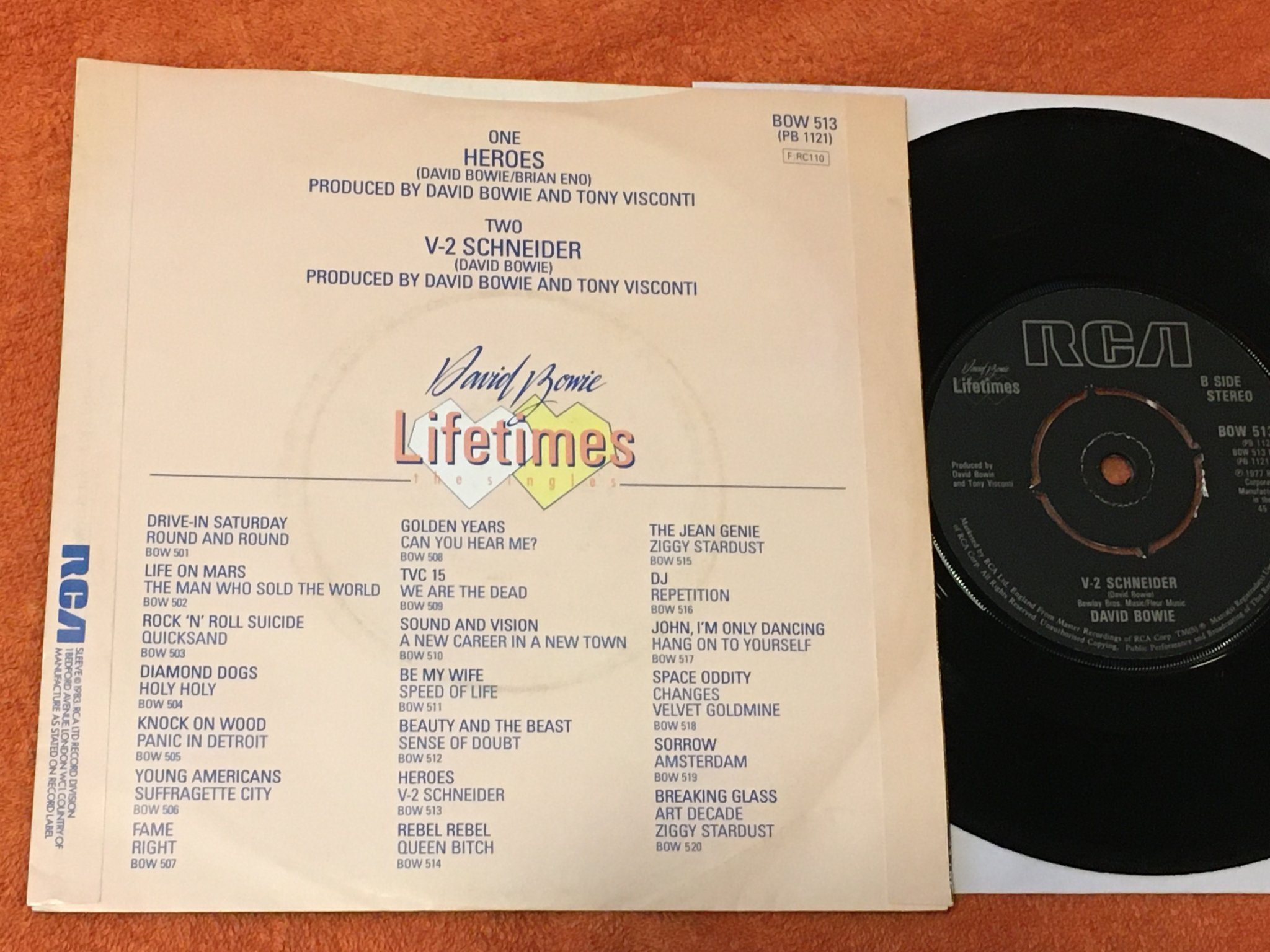 Omslagsbild för skivan David Bowie - heroes  7"single UK RCA BOW 513