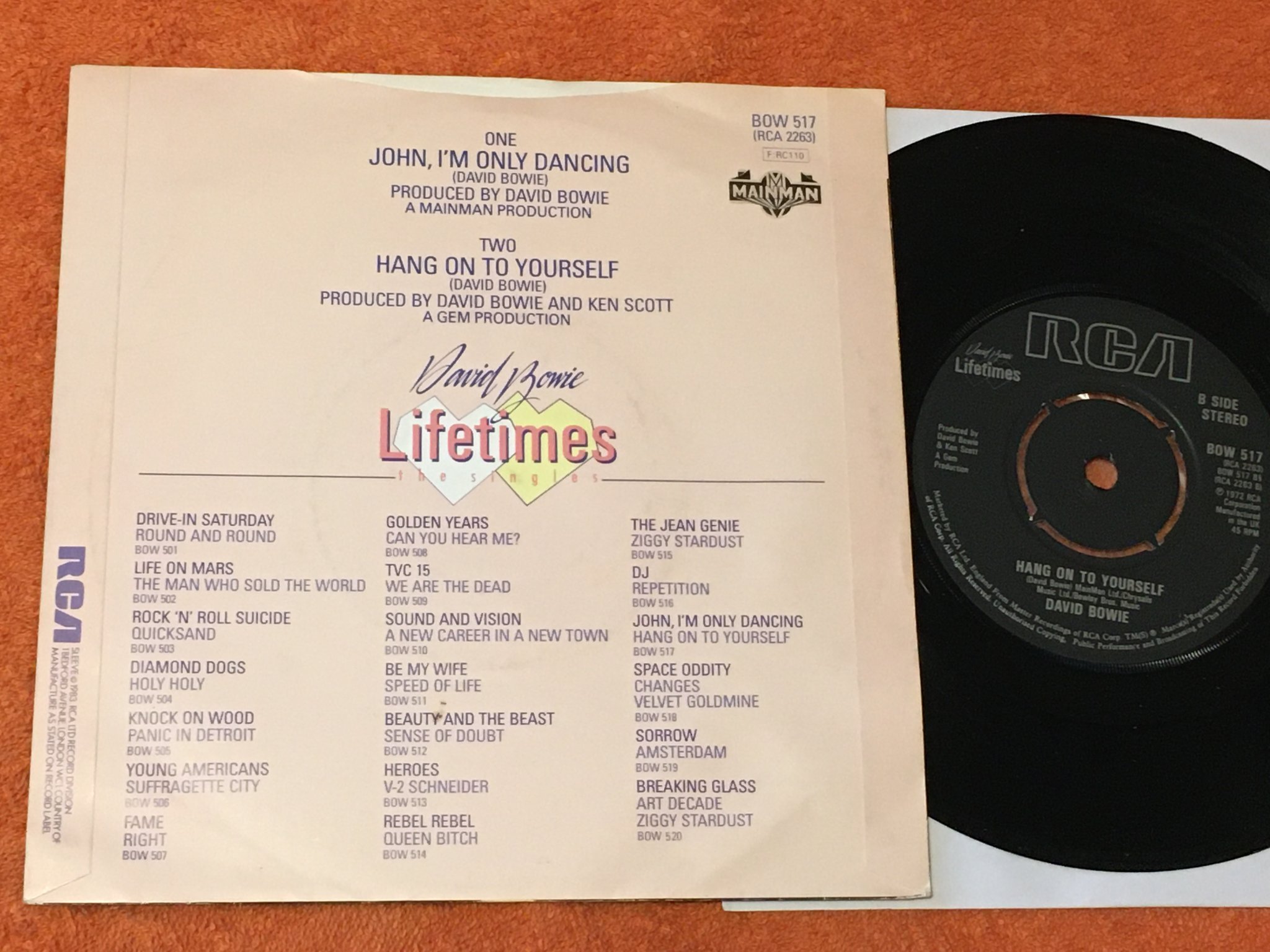 Omslagsbild för skivan David Bowie - John, I'm only dancing 7"single UK RCA BOW 517