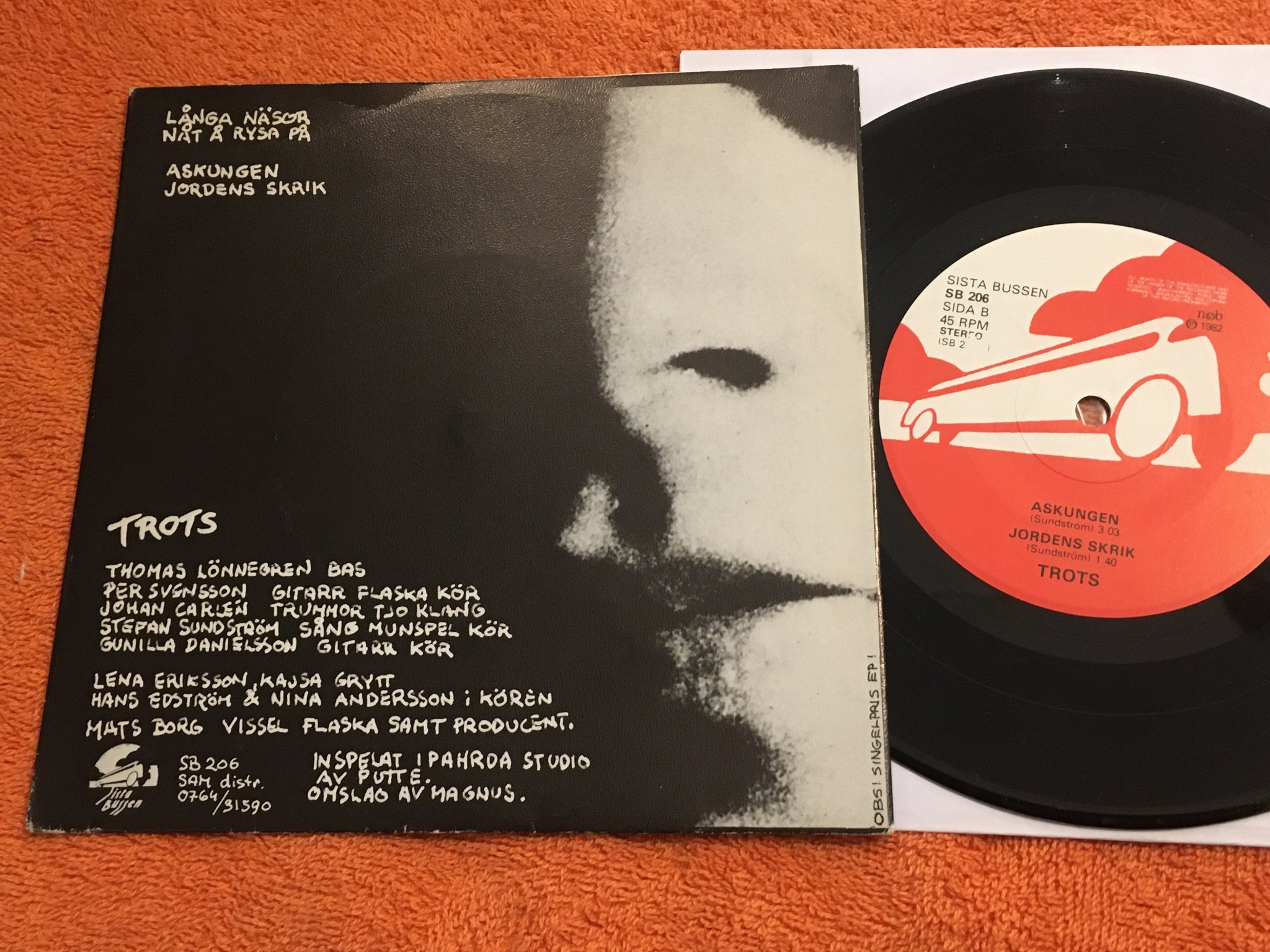 Omslagsbild för skivan TROTS långa näsor 7"ep -82 Swe SISTA BUSSEN SB 206