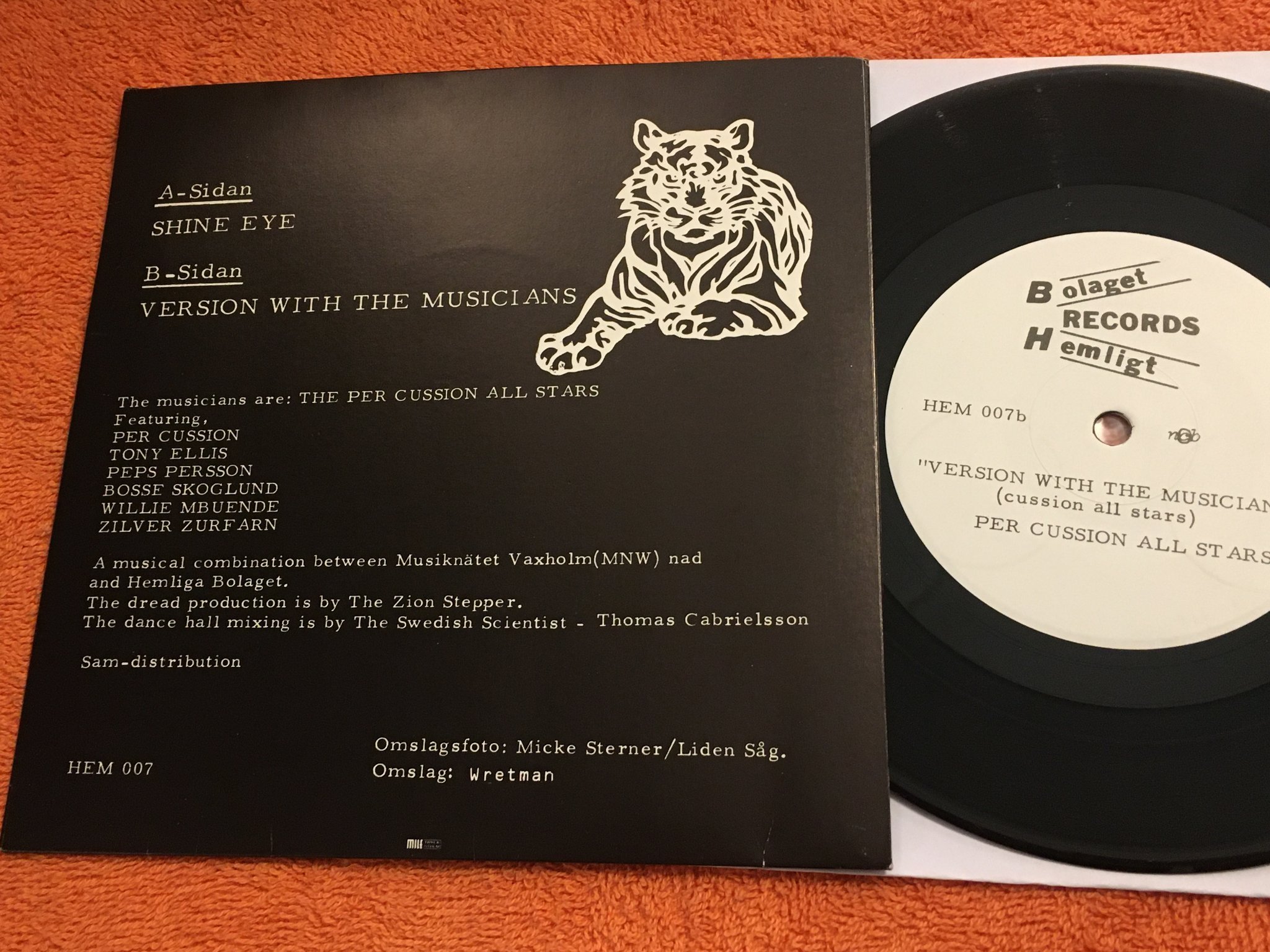 Omslagsbild för skivan ZION STEPPERS shine eye PERCUSSION ALL STARS 7" -81 HEMLIGA BOLAGET HEM 007