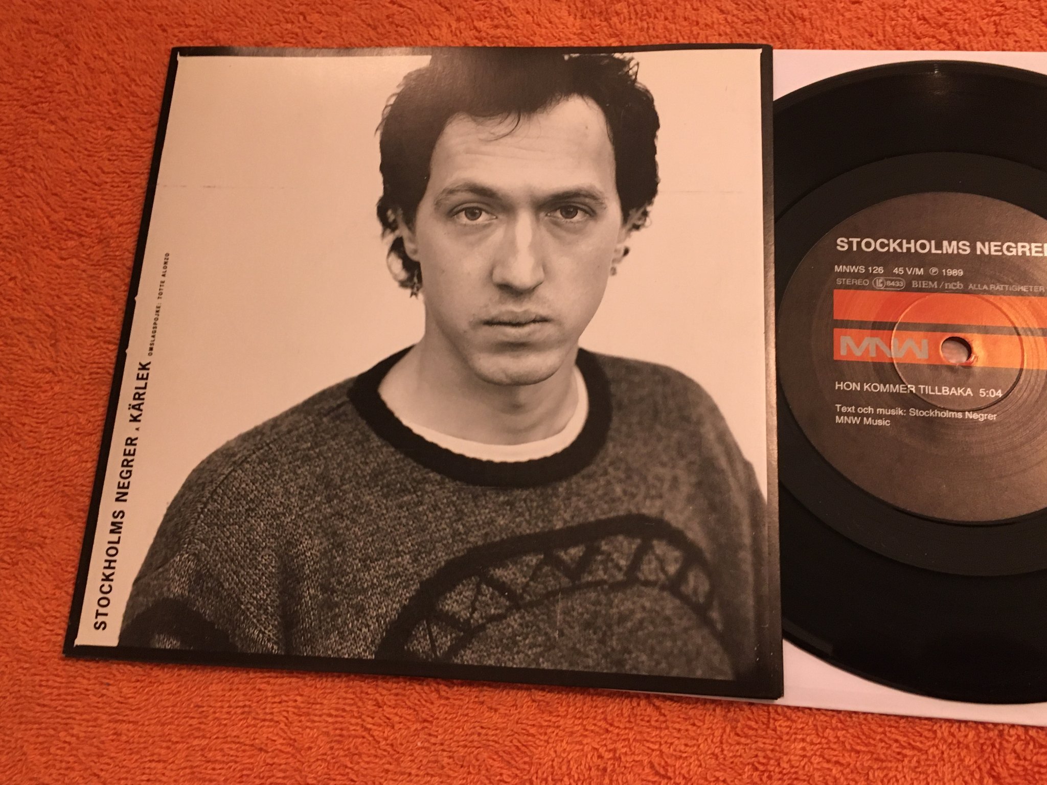 Omslagsbild för skivan STOCKHOLMS NEGRER hon kommer tillbaka  7" -89 Swe MNWS 126