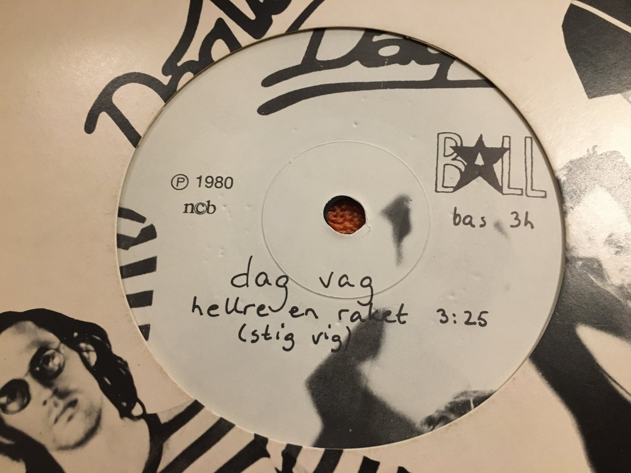 Omslagsbild för skivan DAG VAG hellre en raket 7” -80 Swe BAS 3H 