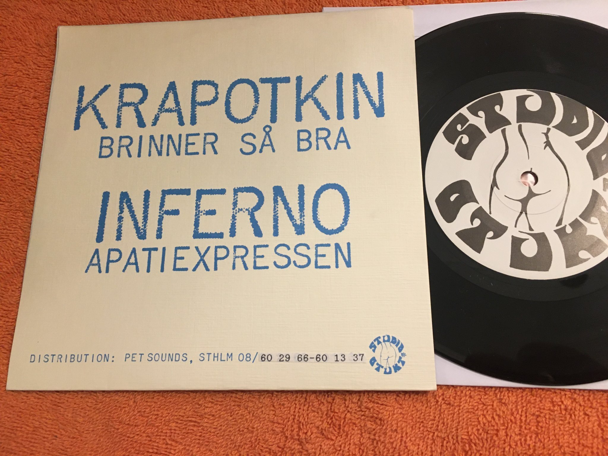 Omslagsbild för skivan KRAPOTKIN / INFERNO split-45 Swe -86 STUDIO OTUKT